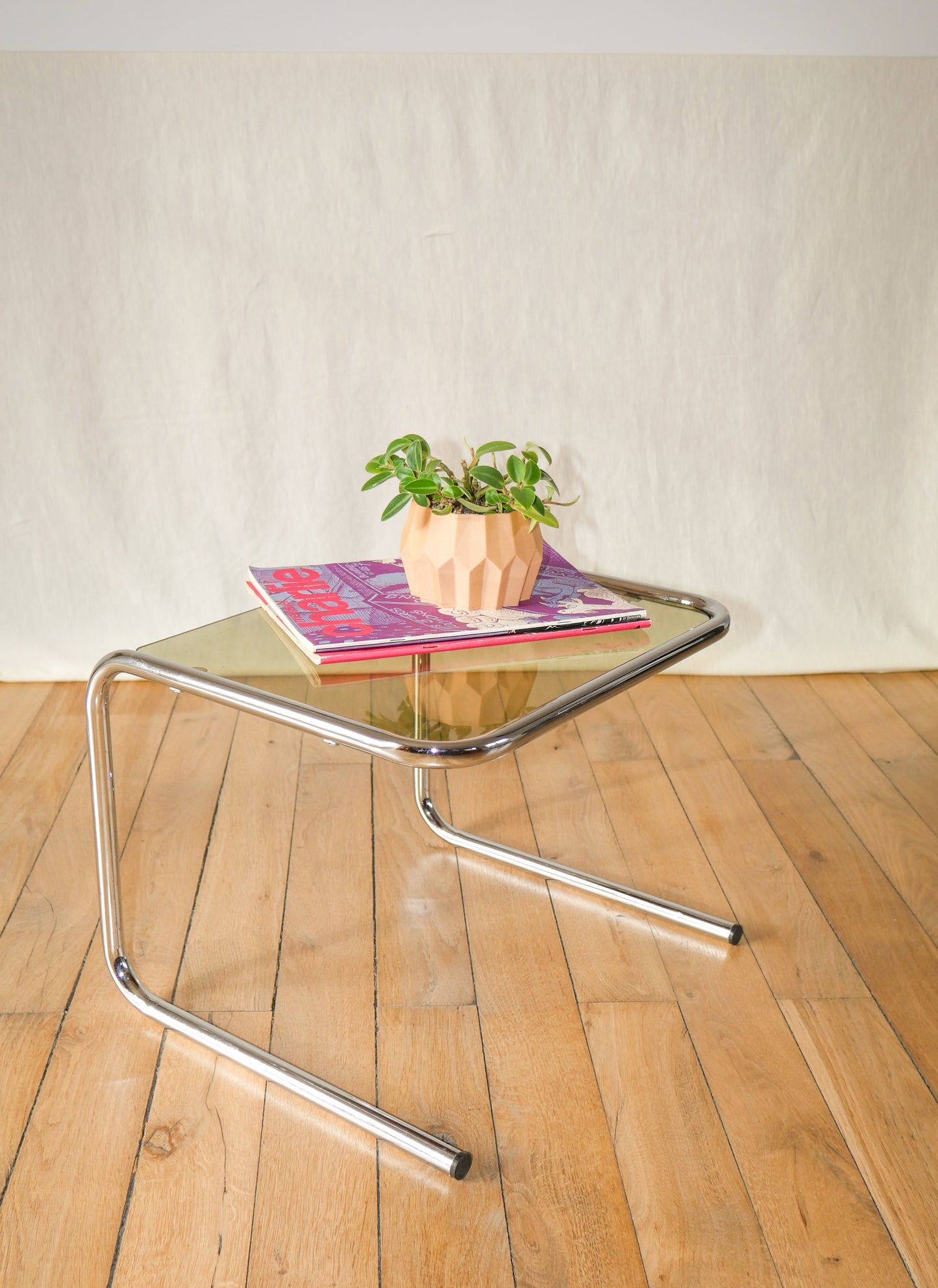 Petite table basse design en verre fumé et chrome pieds tubulaires 1970