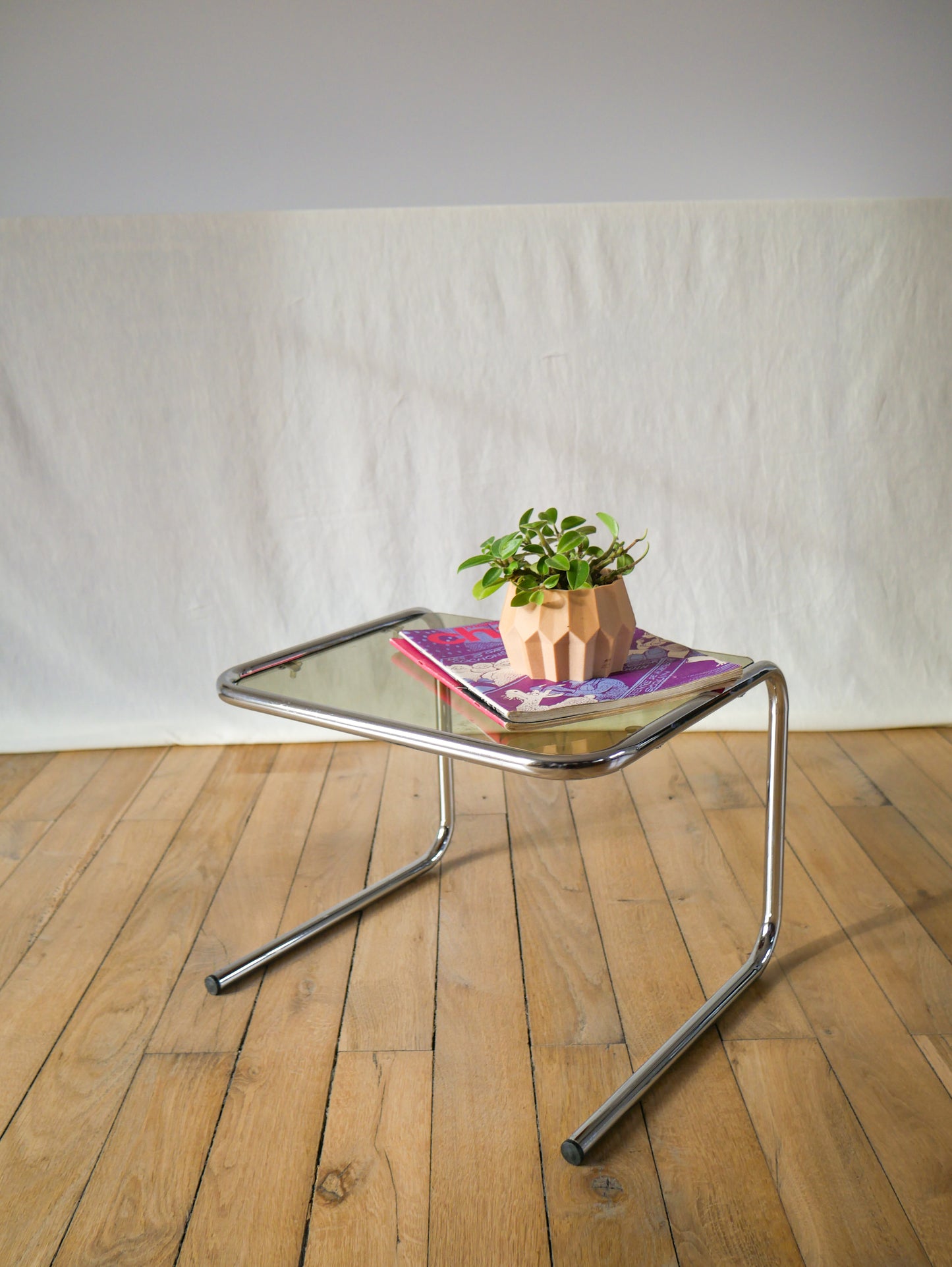 Petite table basse design en verre fumé et chrome pieds tubulaires 1970