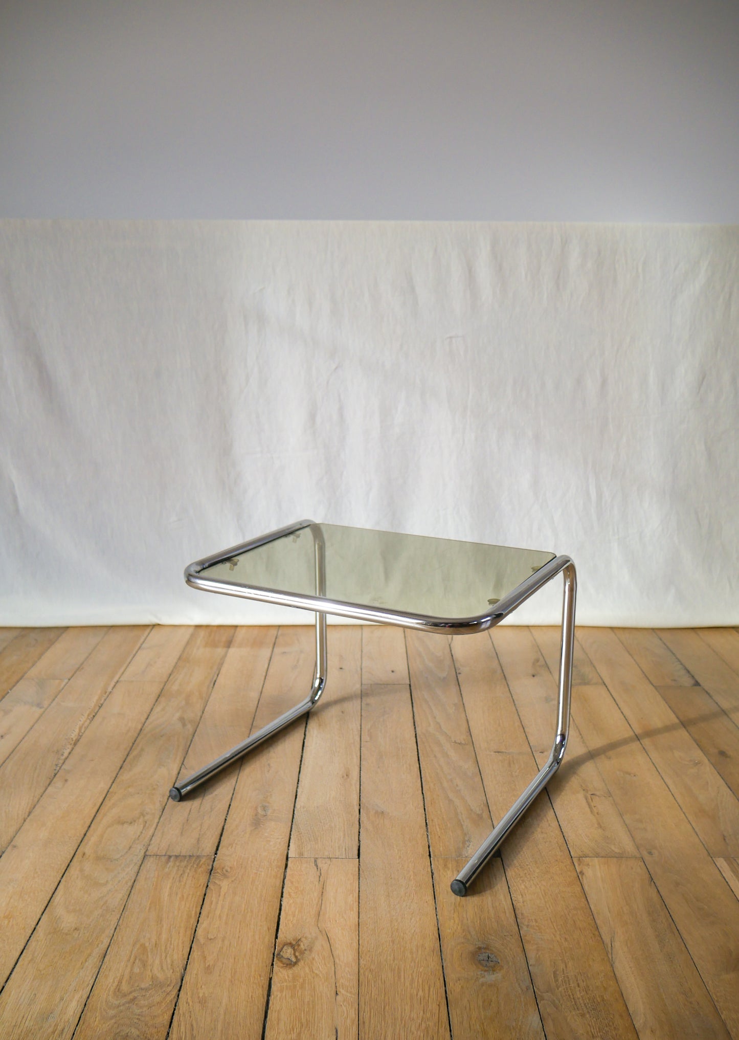 Petite table basse design en verre fumé et chrome pieds tubulaires 1970