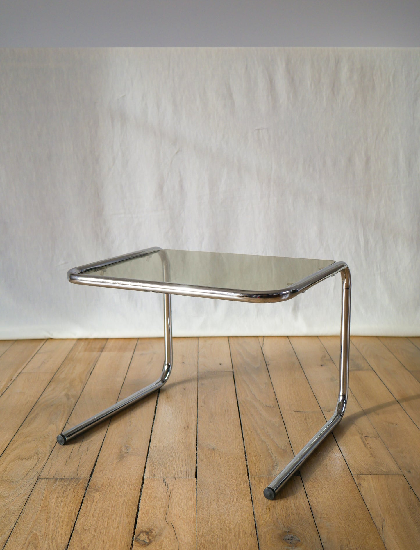 Petite table basse design en verre fumé et chrome pieds tubulaires 1970