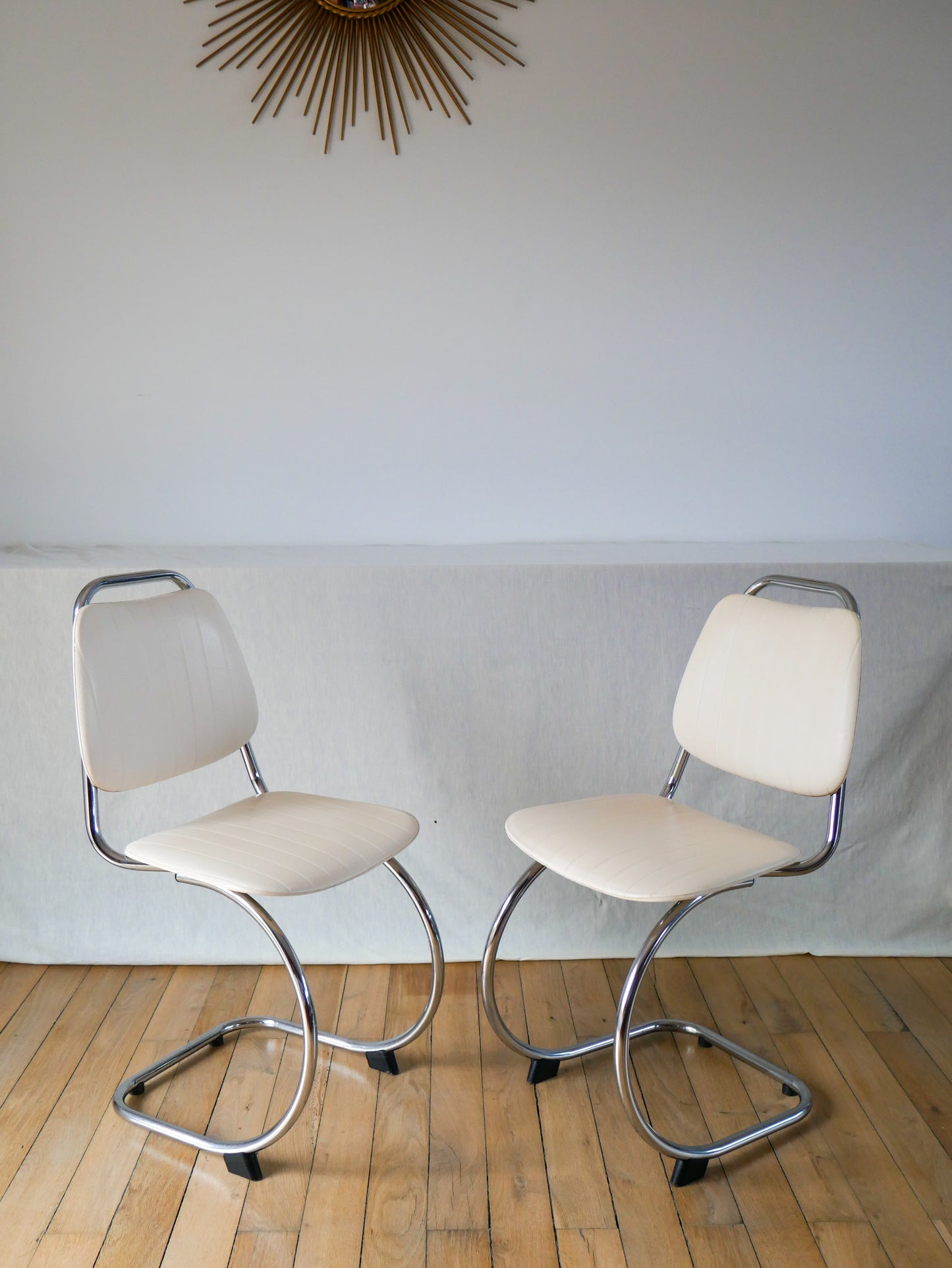 Paire de chaises design tubulaires en skaï blanc et chrome 1970