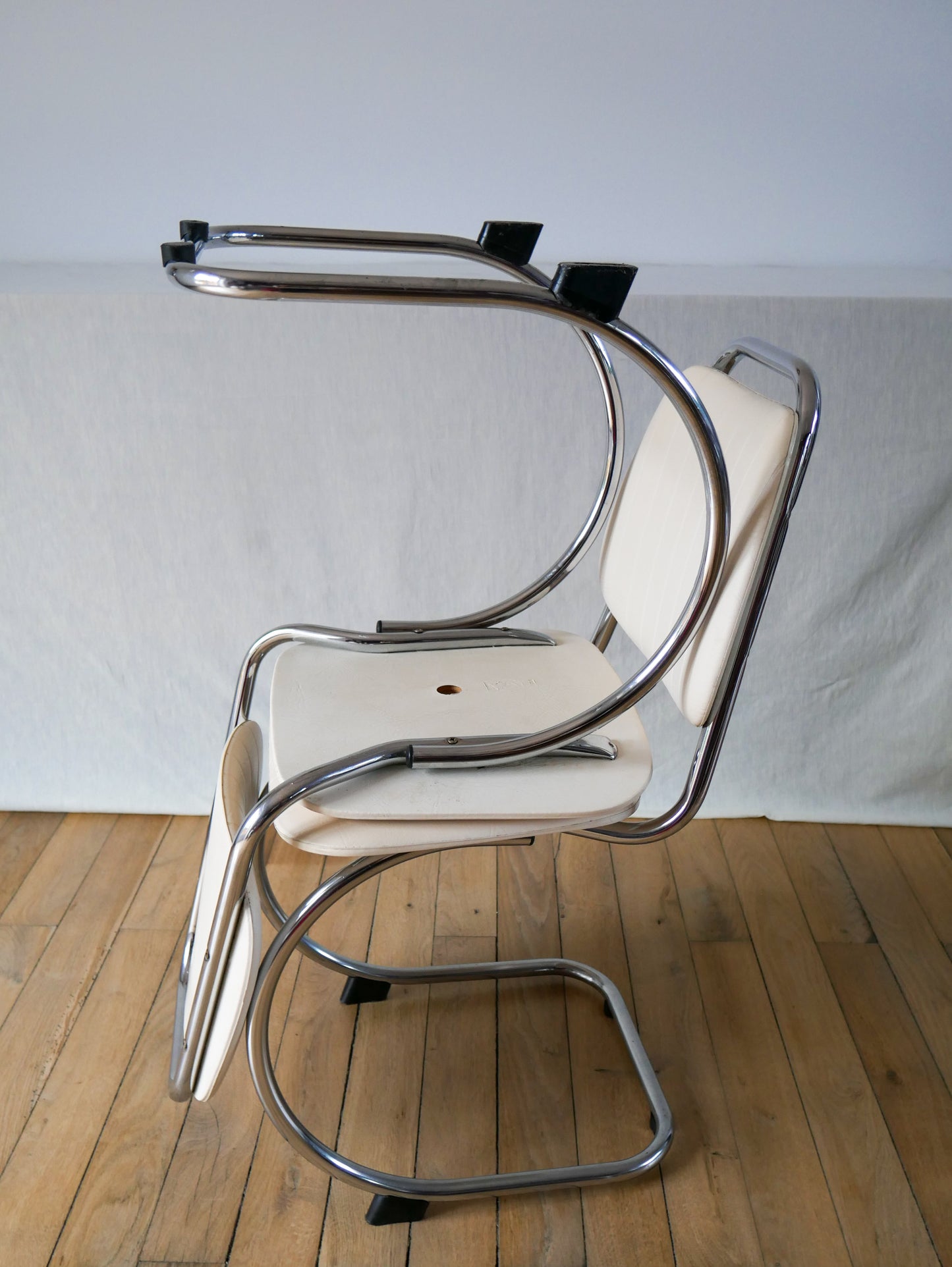 Paire de chaises design tubulaires en skaï blanc et chrome 1970