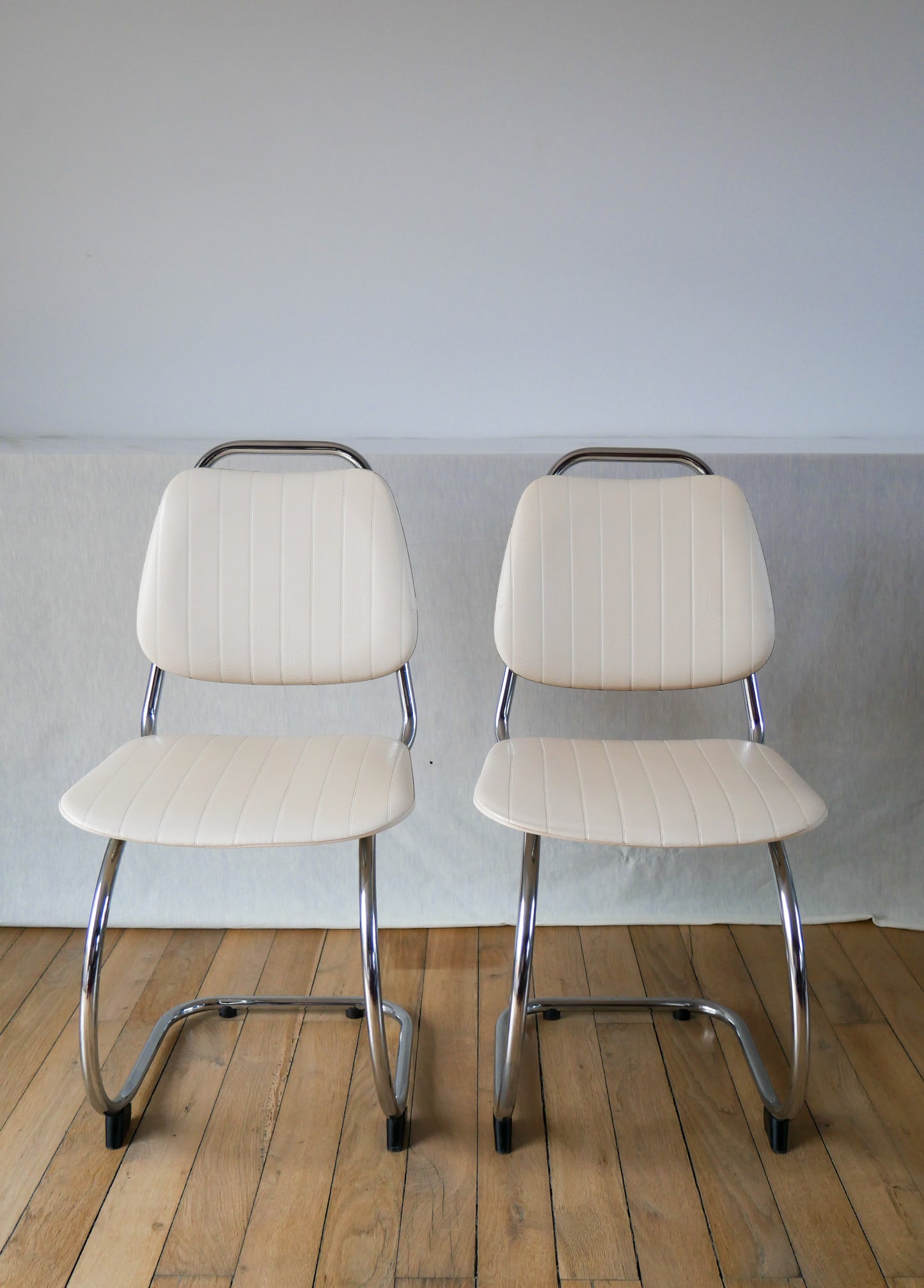 Paire de chaises design tubulaires en skaï blanc et chrome 1970