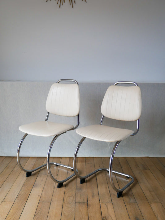 Paire de chaises design tubulaires en skaï blanc et chrome 1970