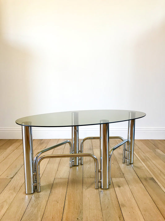 Table basse en chrome et plateau en verre forme ovoïde années 70