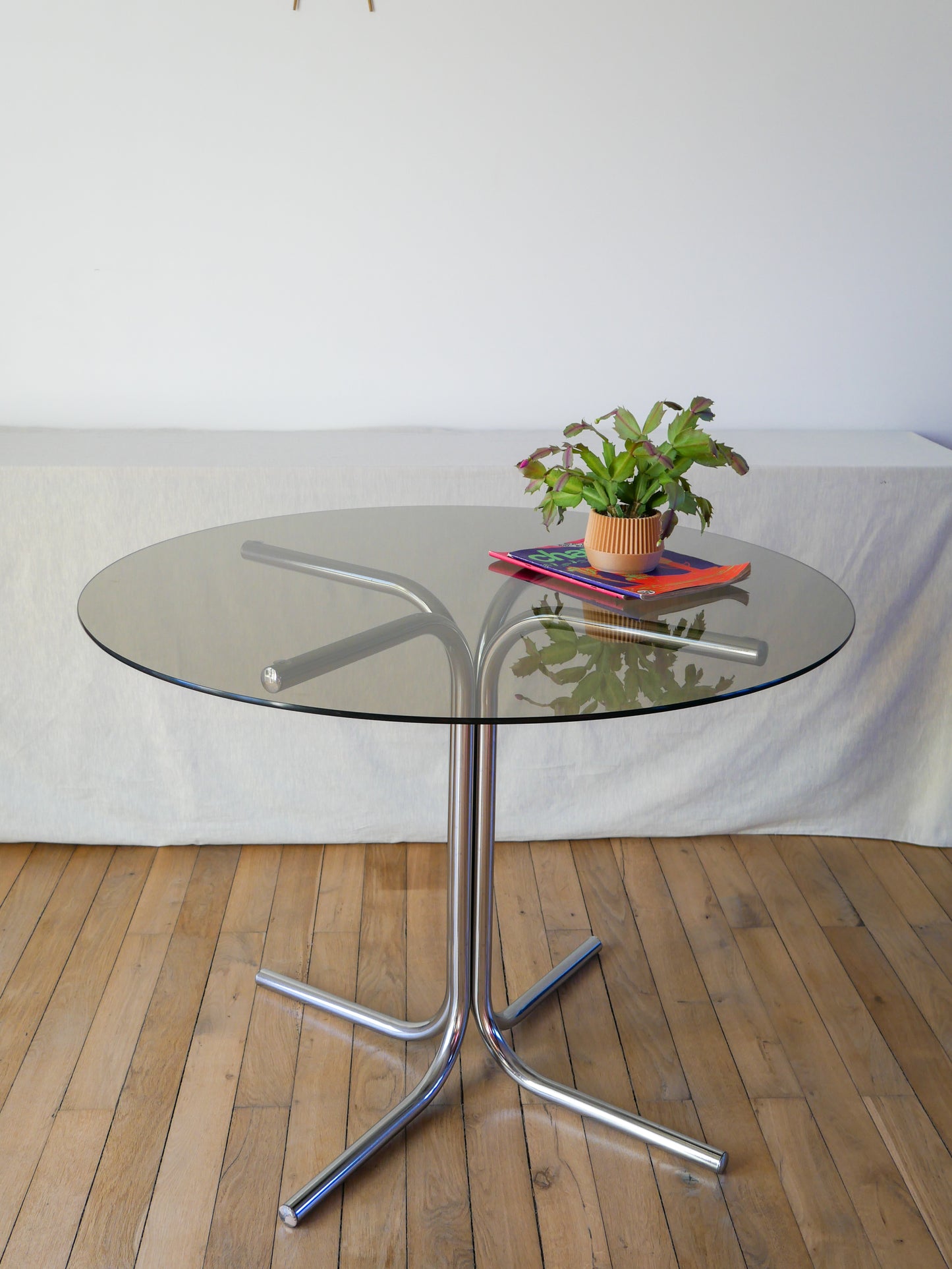 Table de salon en verre fumé et pieds tubulaires chrome design, dans le style de giotto stoppino, 1970