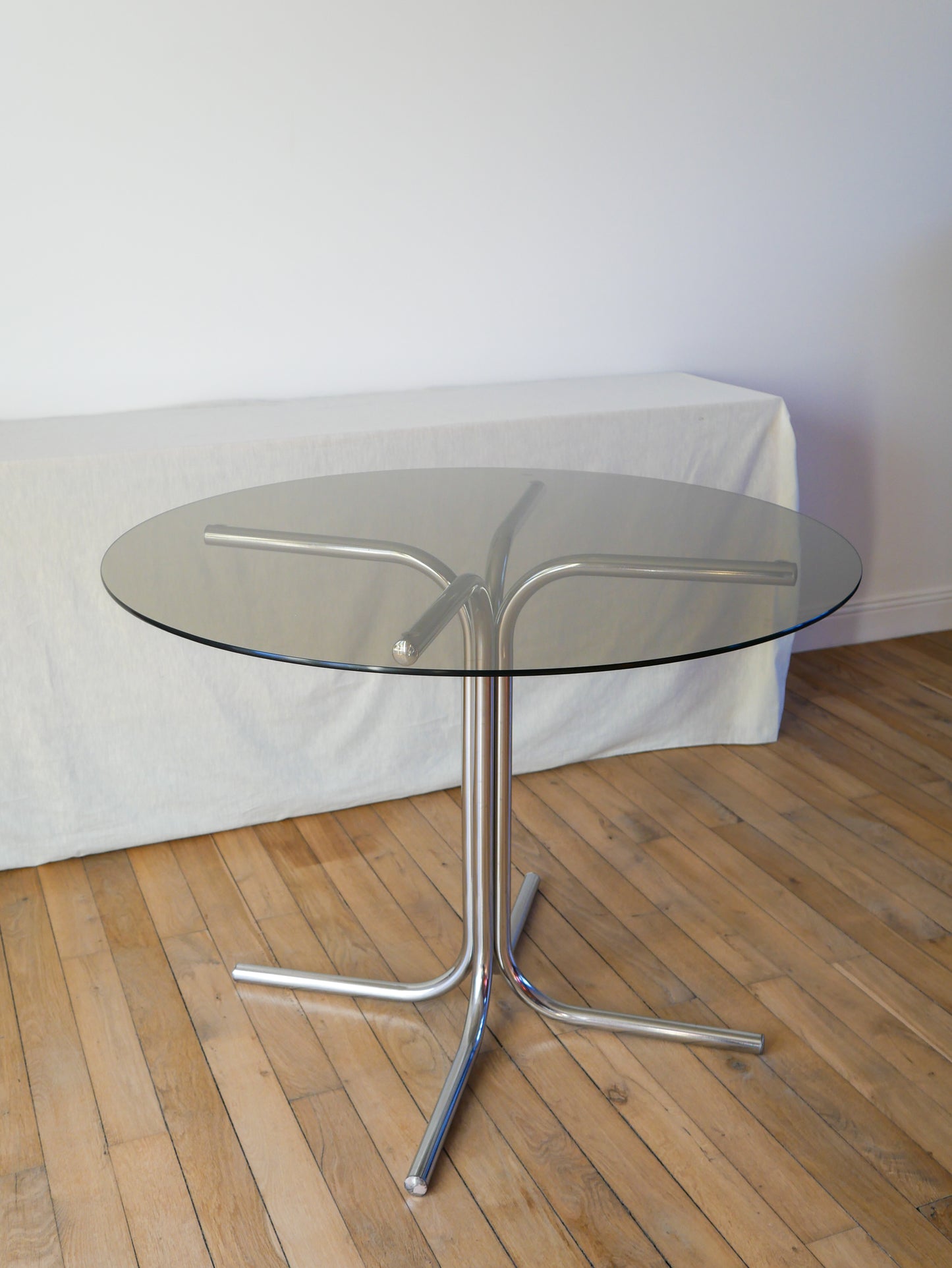 Table de salon en verre fumé et pieds tubulaires chrome design, dans le style de giotto stoppino, 1970