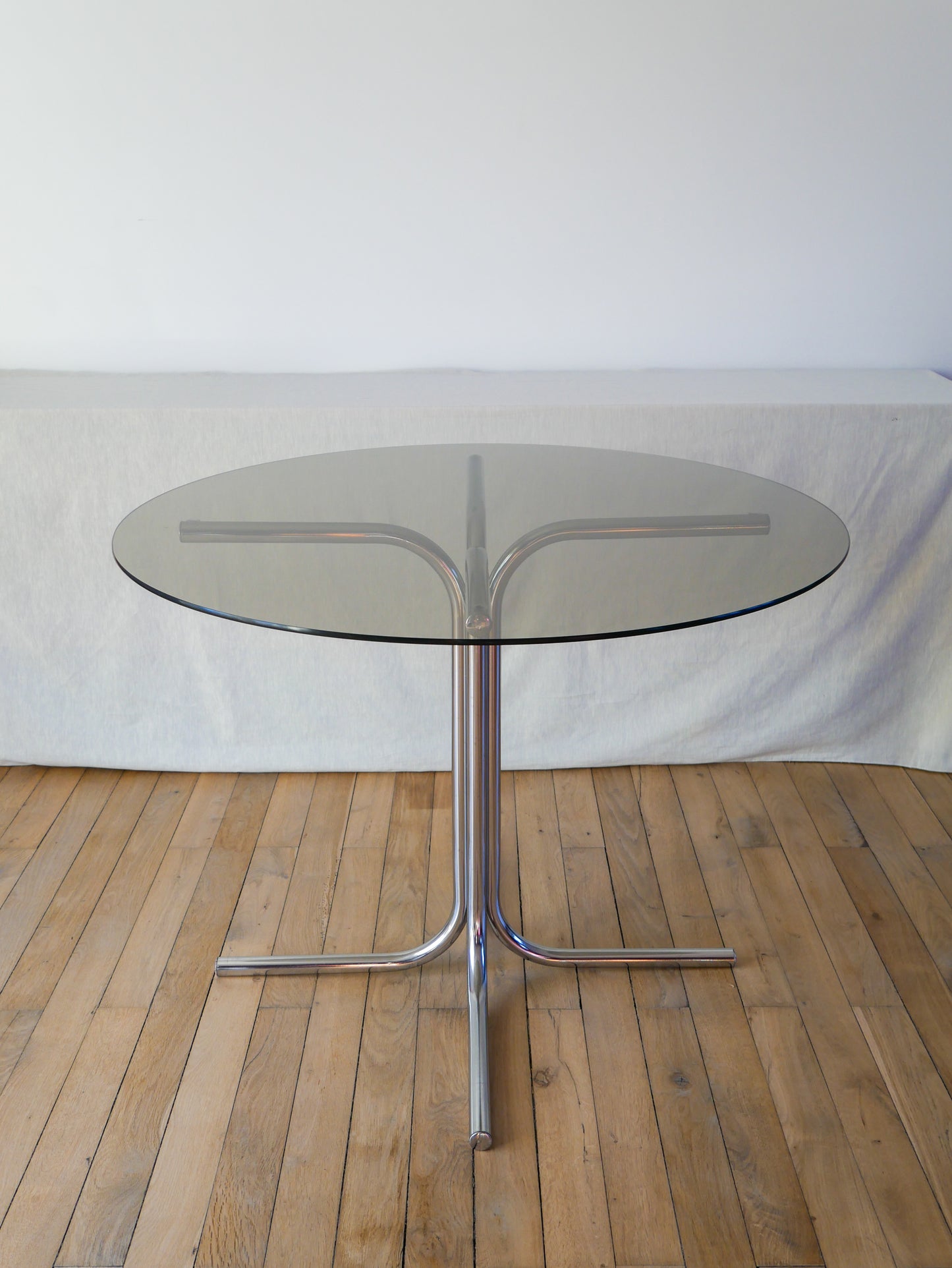 Table de salon en verre fumé et pieds tubulaires chrome design, dans le style de giotto stoppino, 1970