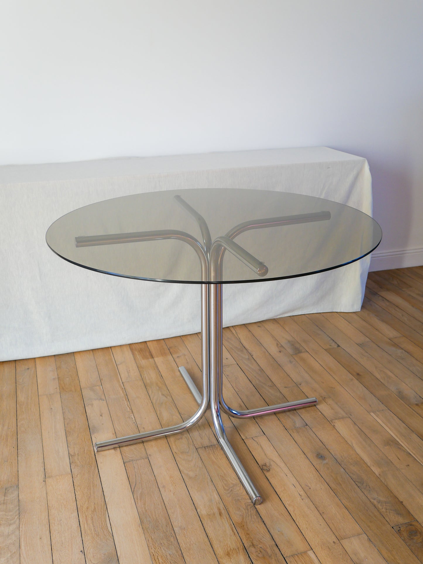 Table de salon en verre fumé et pieds tubulaires chrome design, dans le style de giotto stoppino, 1970