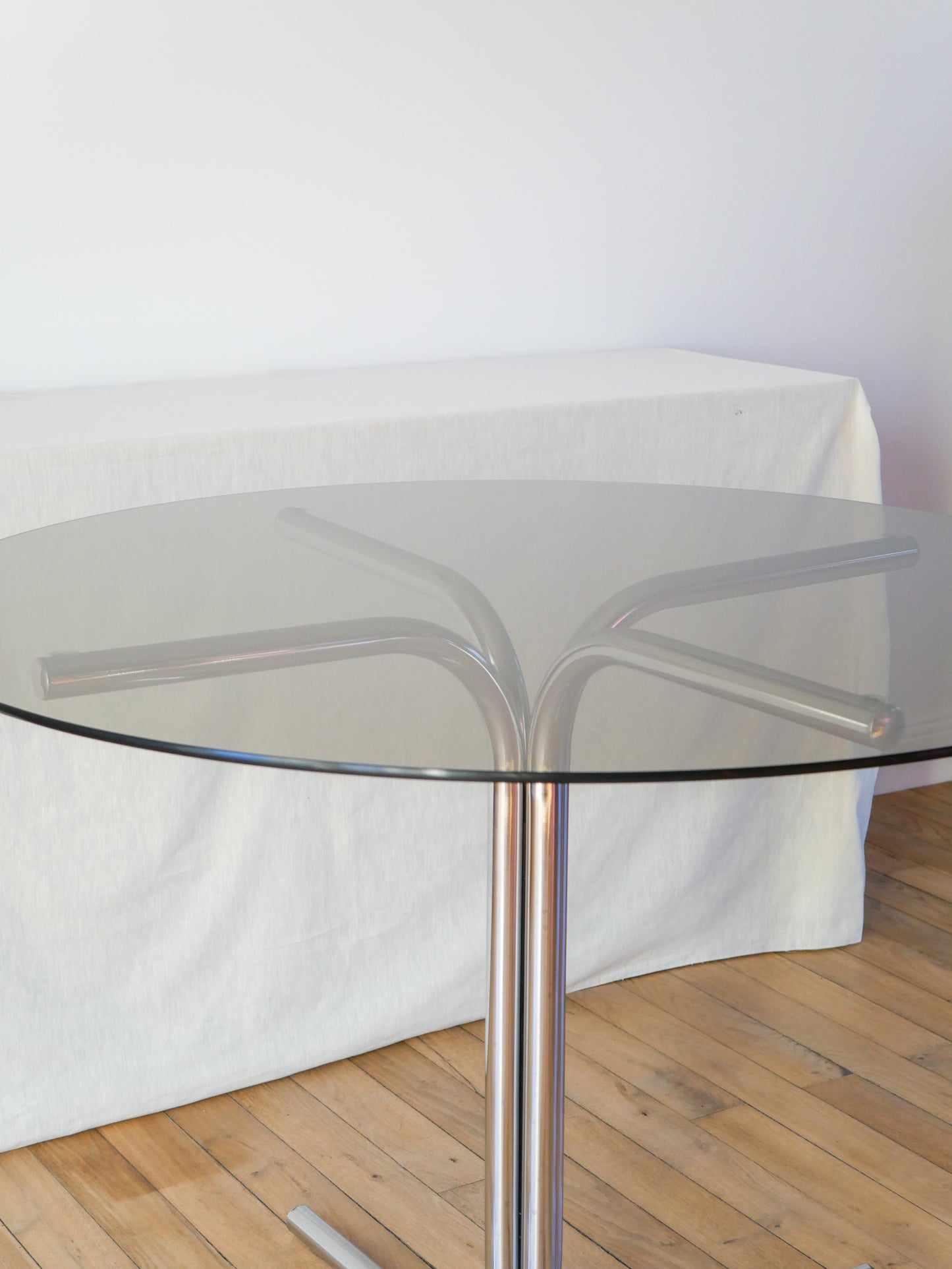 Table de salon en verre fumé et pieds tubulaires chrome design, dans le style de giotto stoppino, 1970