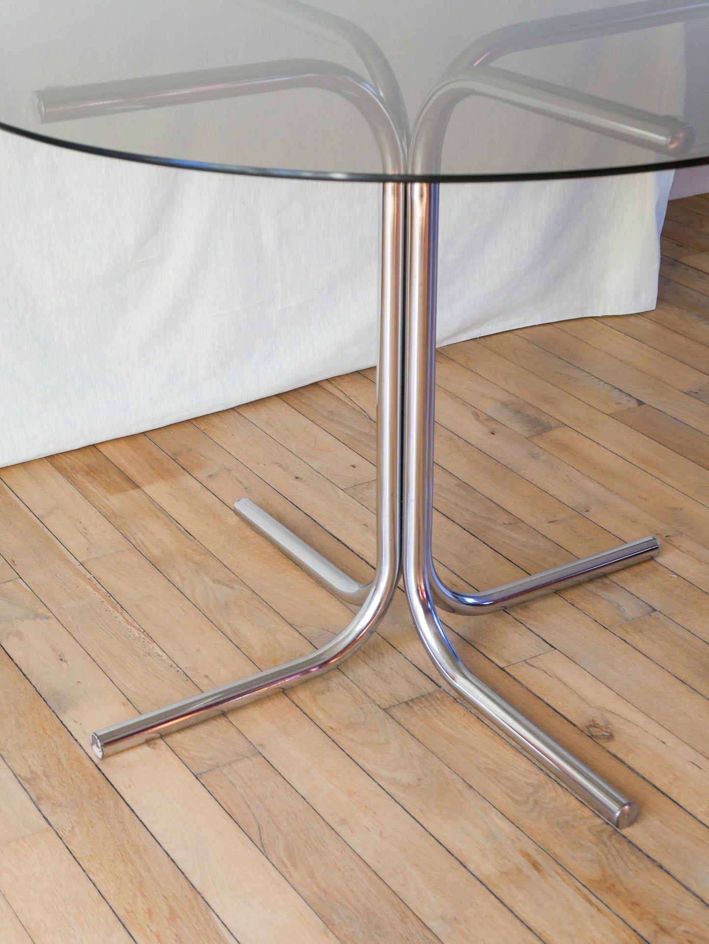 Table de salon en verre fumé et pieds tubulaires chrome design, dans le style de giotto stoppino, 1970