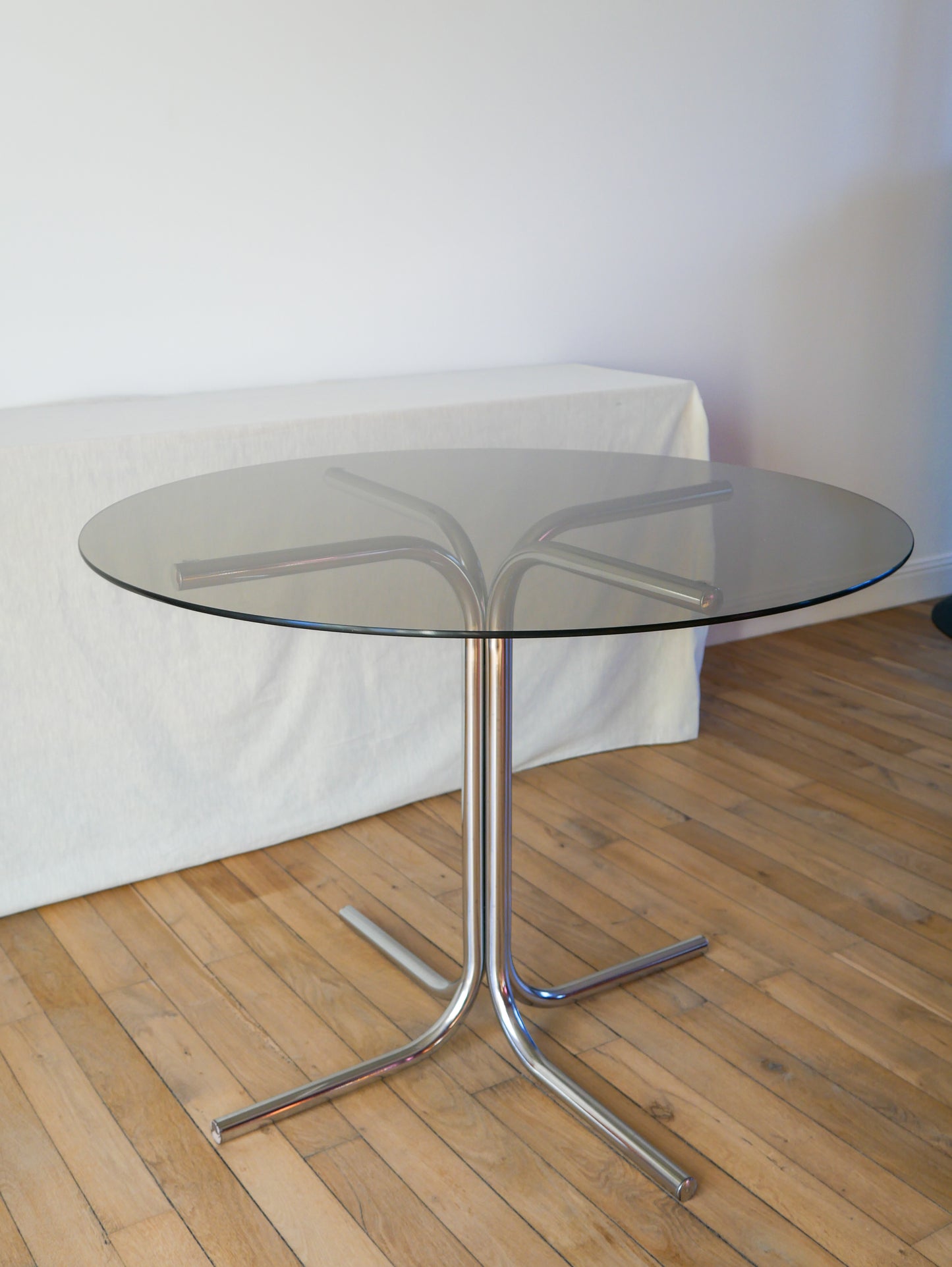 Table de salon en verre fumé et pieds tubulaires chrome design, dans le style de giotto stoppino, 1970