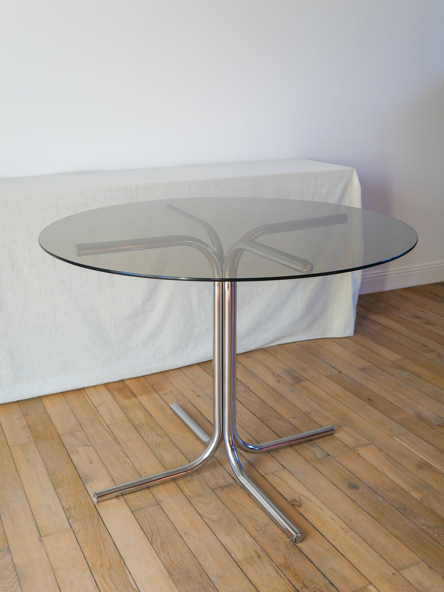 Table de salon en verre fumé et pieds tubulaires chrome design, dans le style de giotto stoppino, 1970