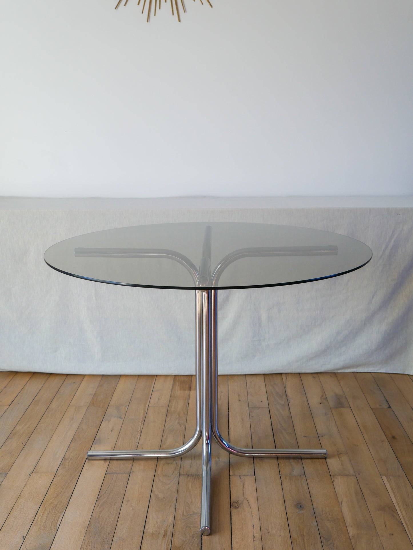 Table de salon en verre fumé et pieds tubulaires chrome design, dans le style de giotto stoppino, 1970