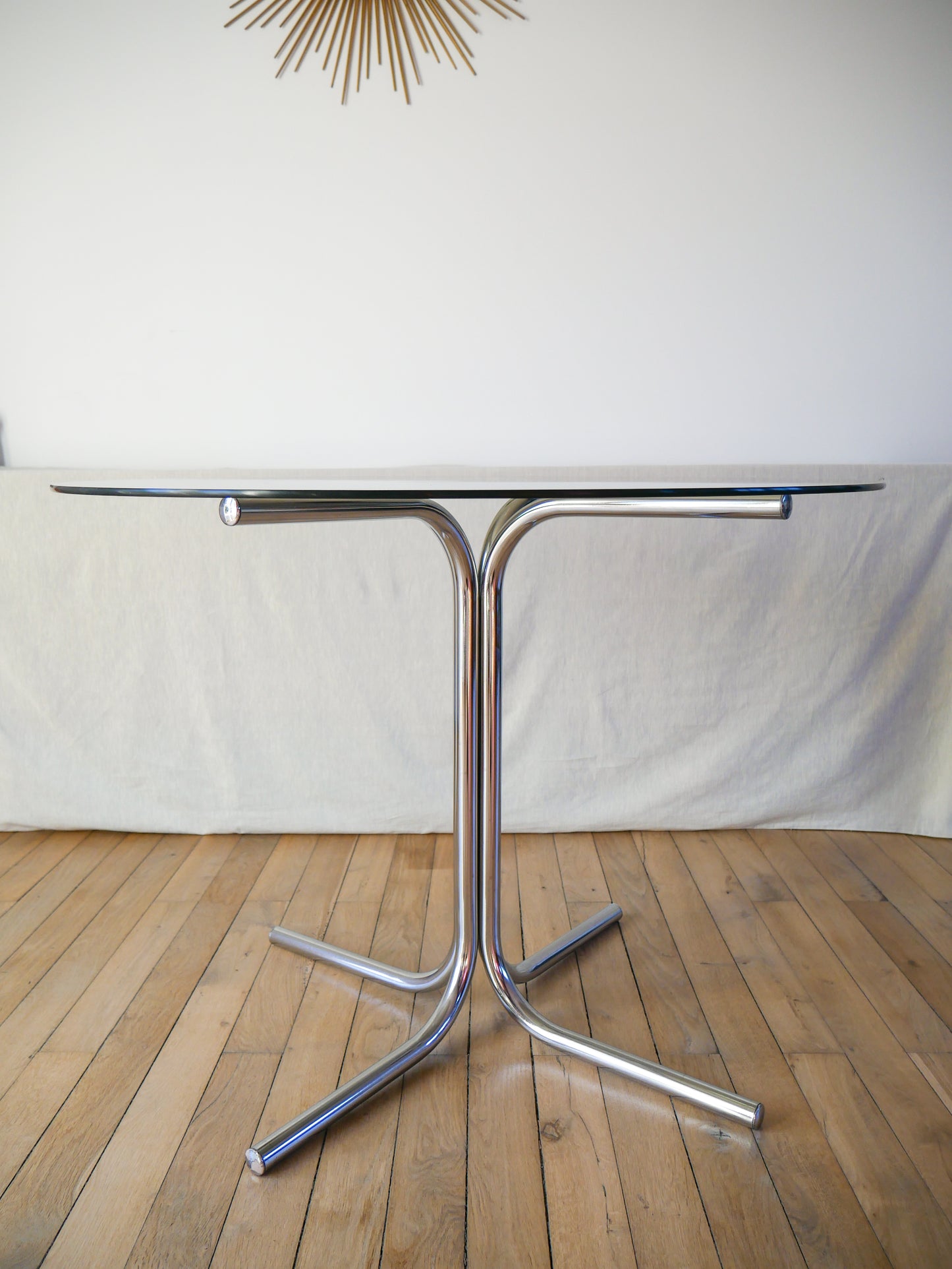 Table de salon en verre fumé et pieds tubulaires chrome design, dans le style de giotto stoppino, 1970