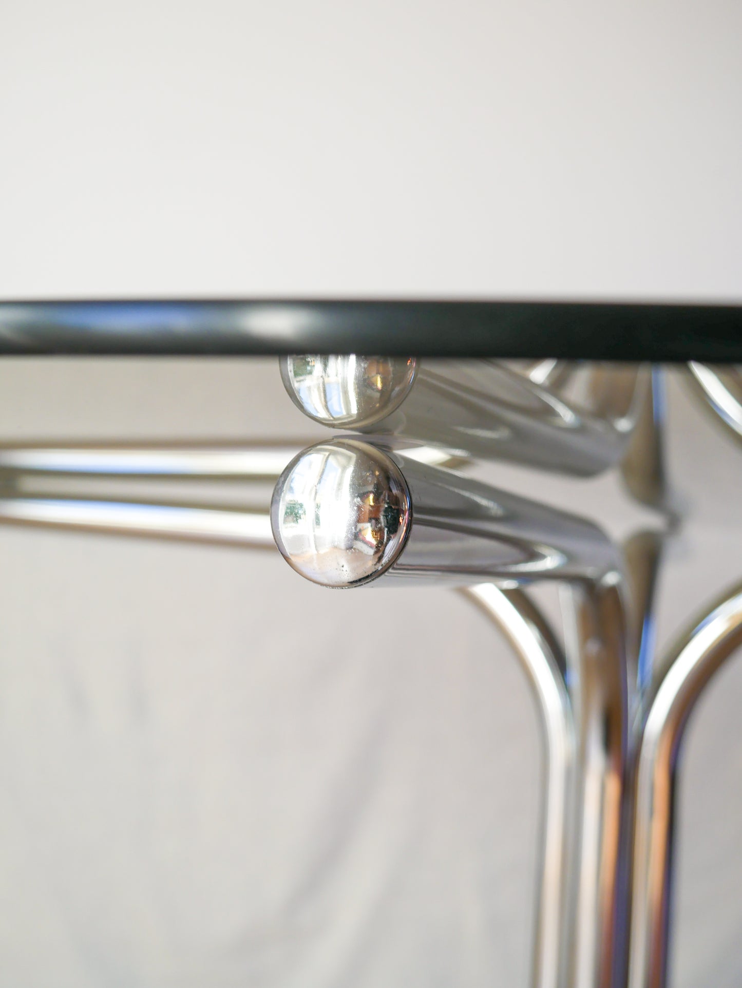 Table de salon en verre fumé et pieds tubulaires chrome design, dans le style de giotto stoppino, 1970