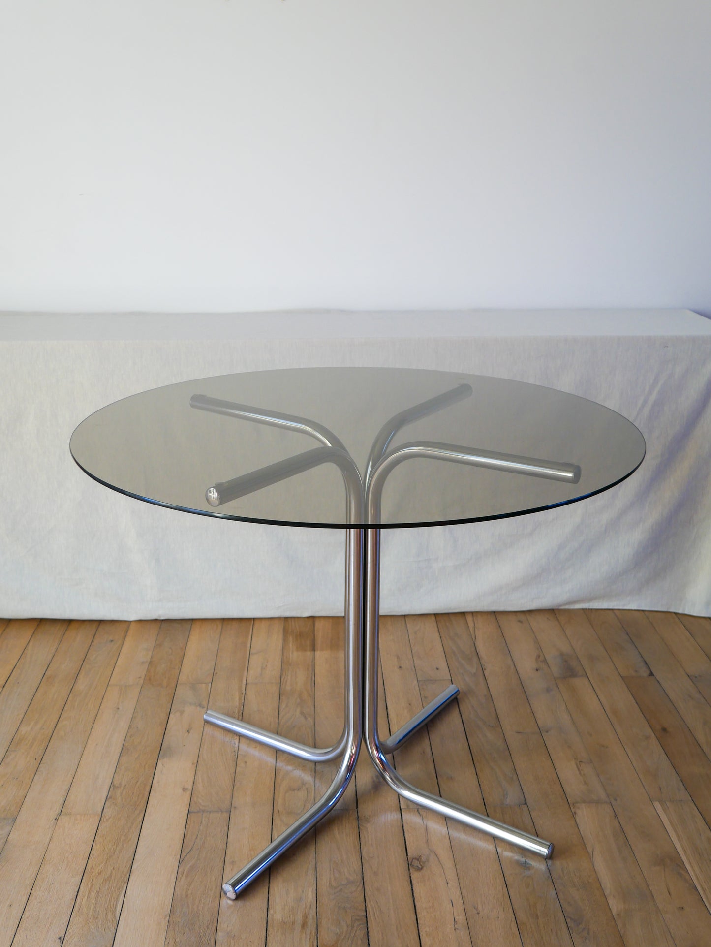 Table de salon en verre fumé et pieds tubulaires chrome design, dans le style de giotto stoppino, 1970