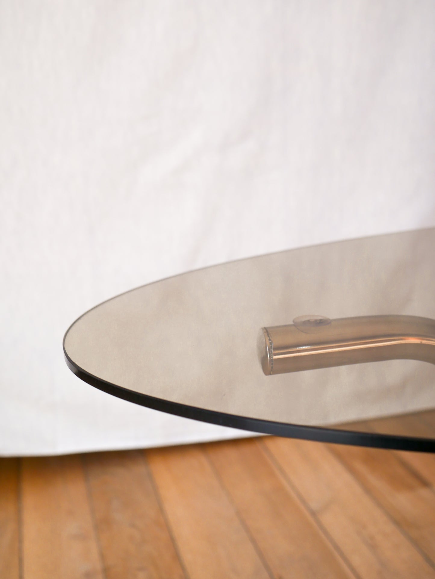 Table basse ovale en verre fumé piètements étoile en chrome design 1970