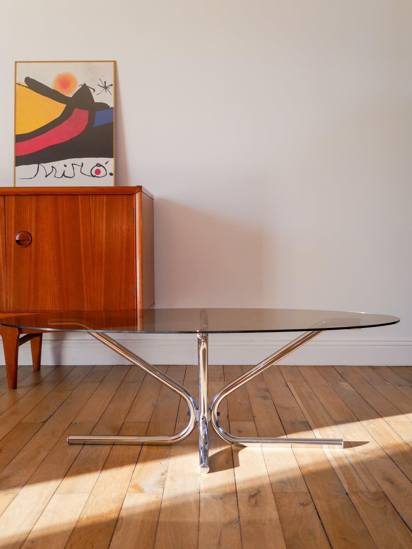 Table basse ovale en verre fumé piètements étoile en chrome design 1970