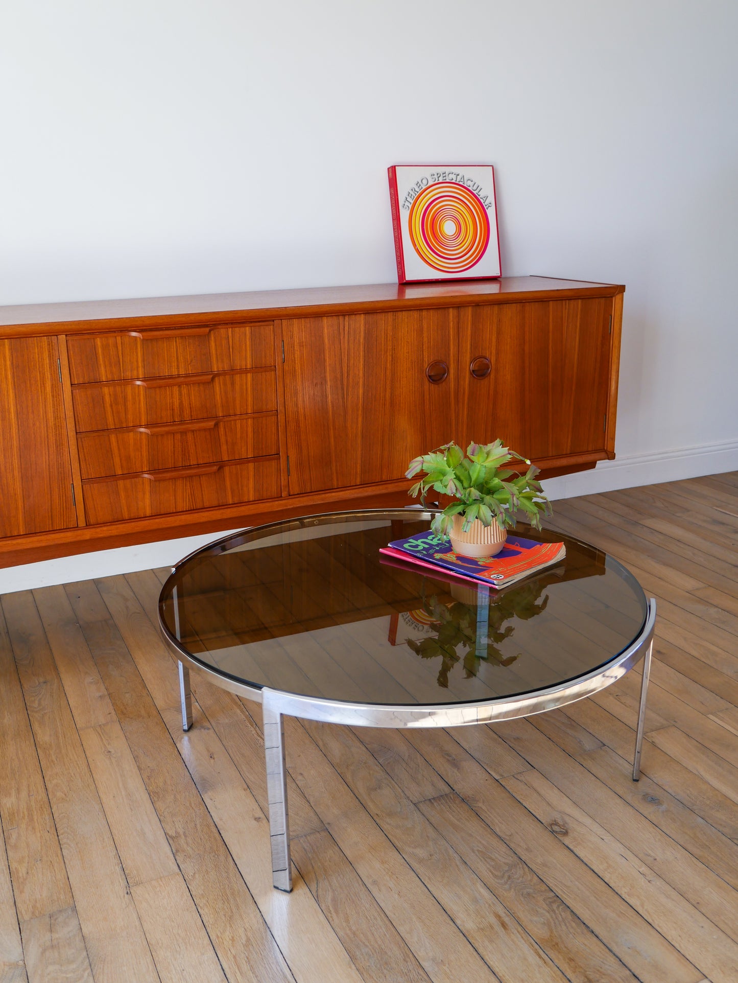 Grande table basse ronde en verre fumé piètements chrome design 1970