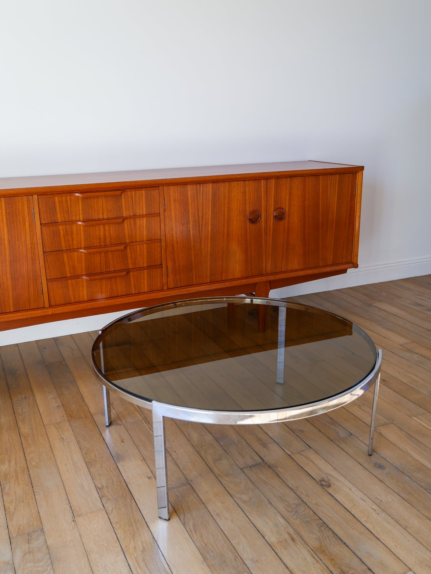 Grande table basse ronde en verre fumé piètements chrome design 1970