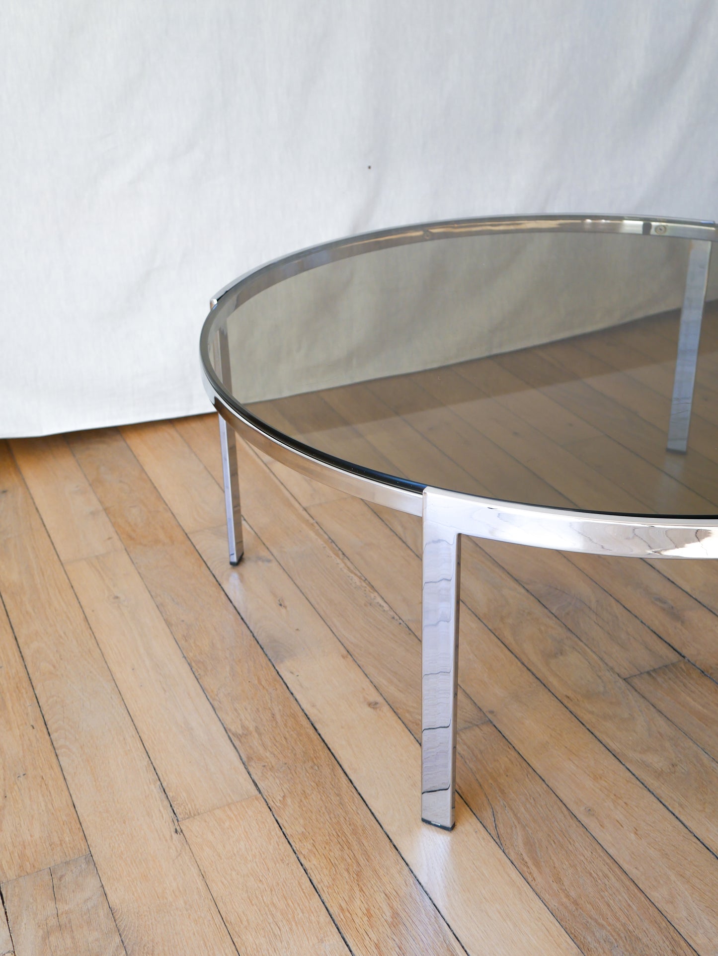 Grande table basse ronde en verre fumé piètements chrome design 1970