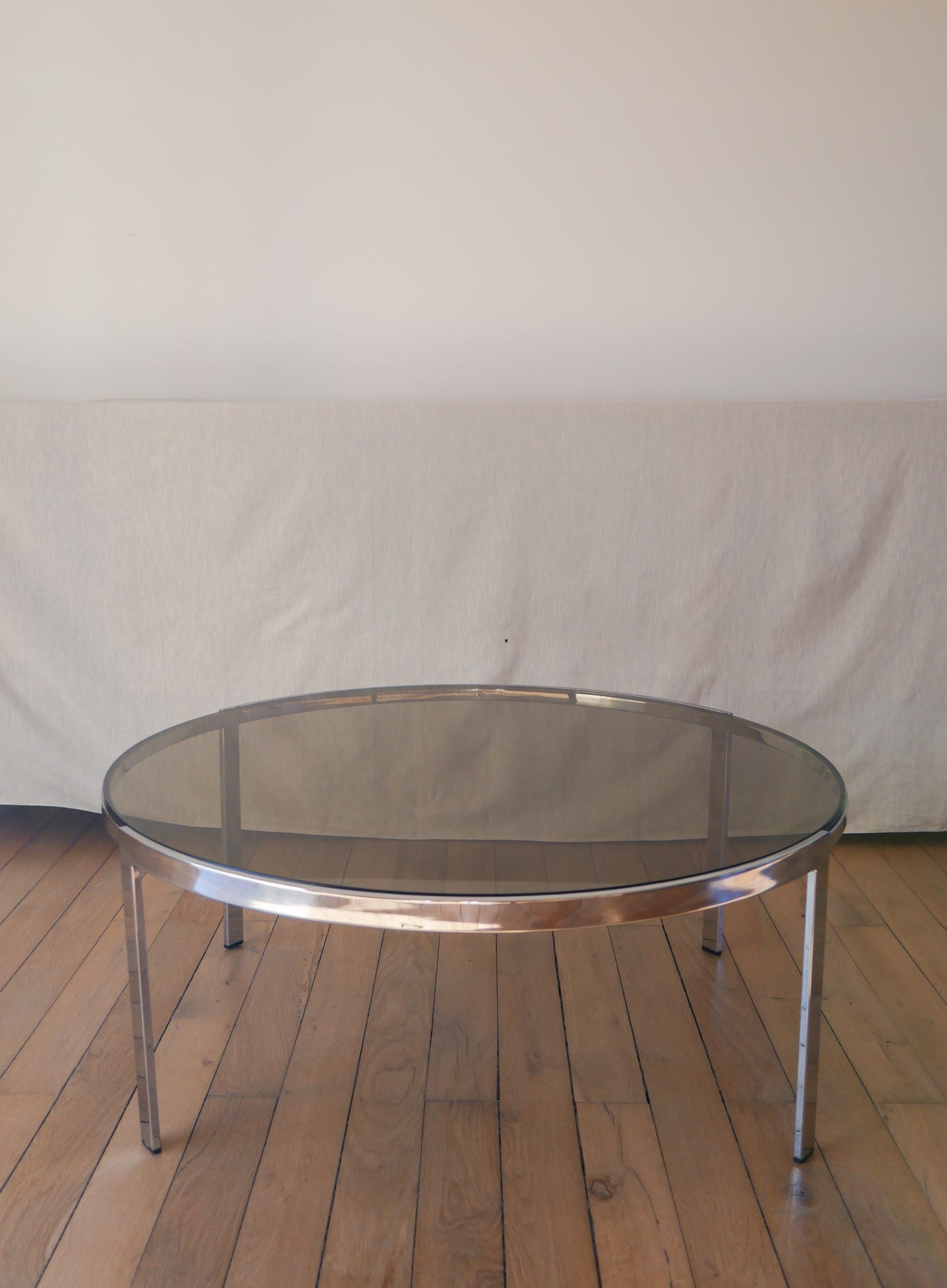 Grande table basse ronde en verre fumé piètements chrome design 1970