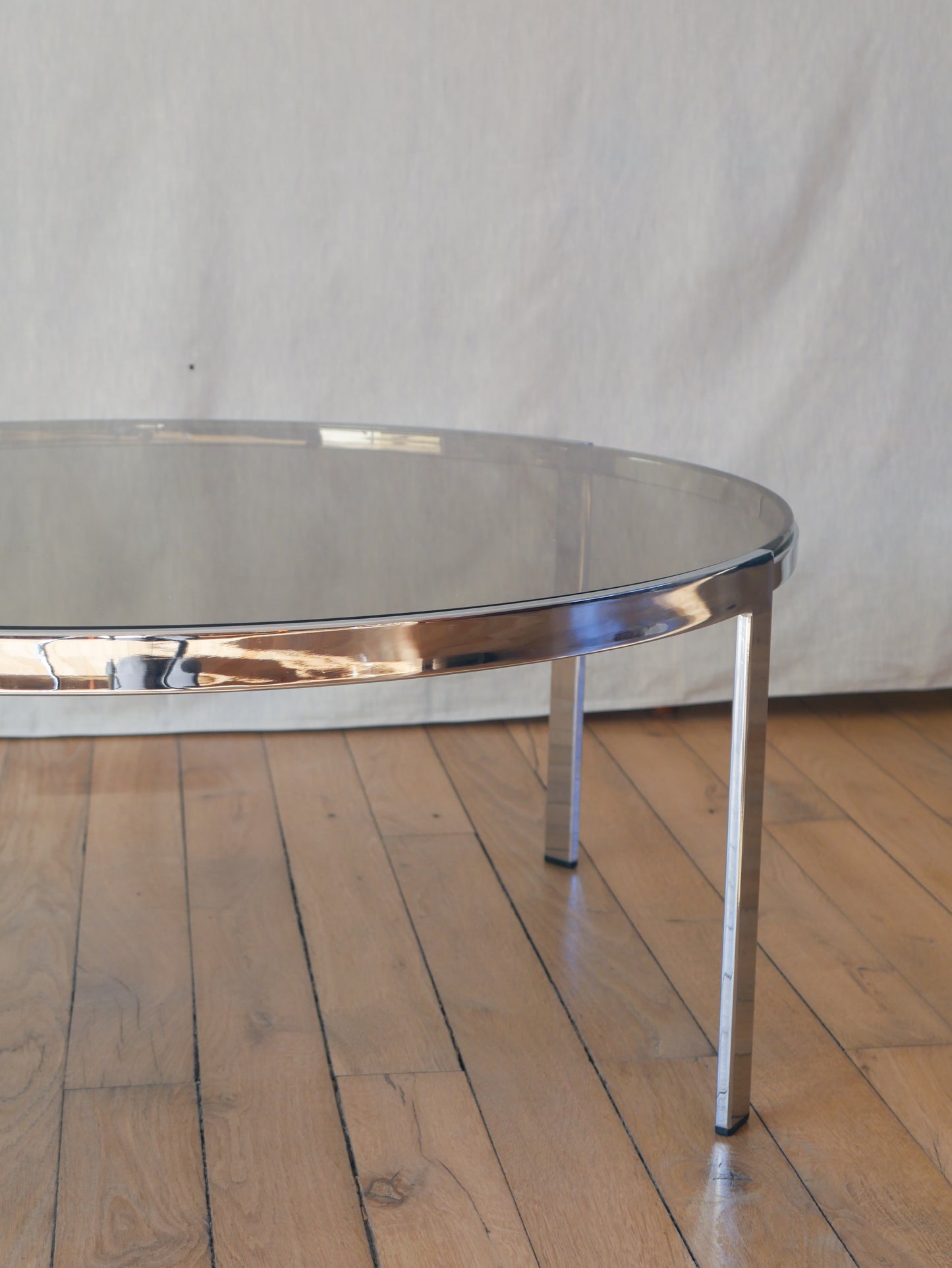 Grande table basse ronde en verre fumé piètements chrome design 1970