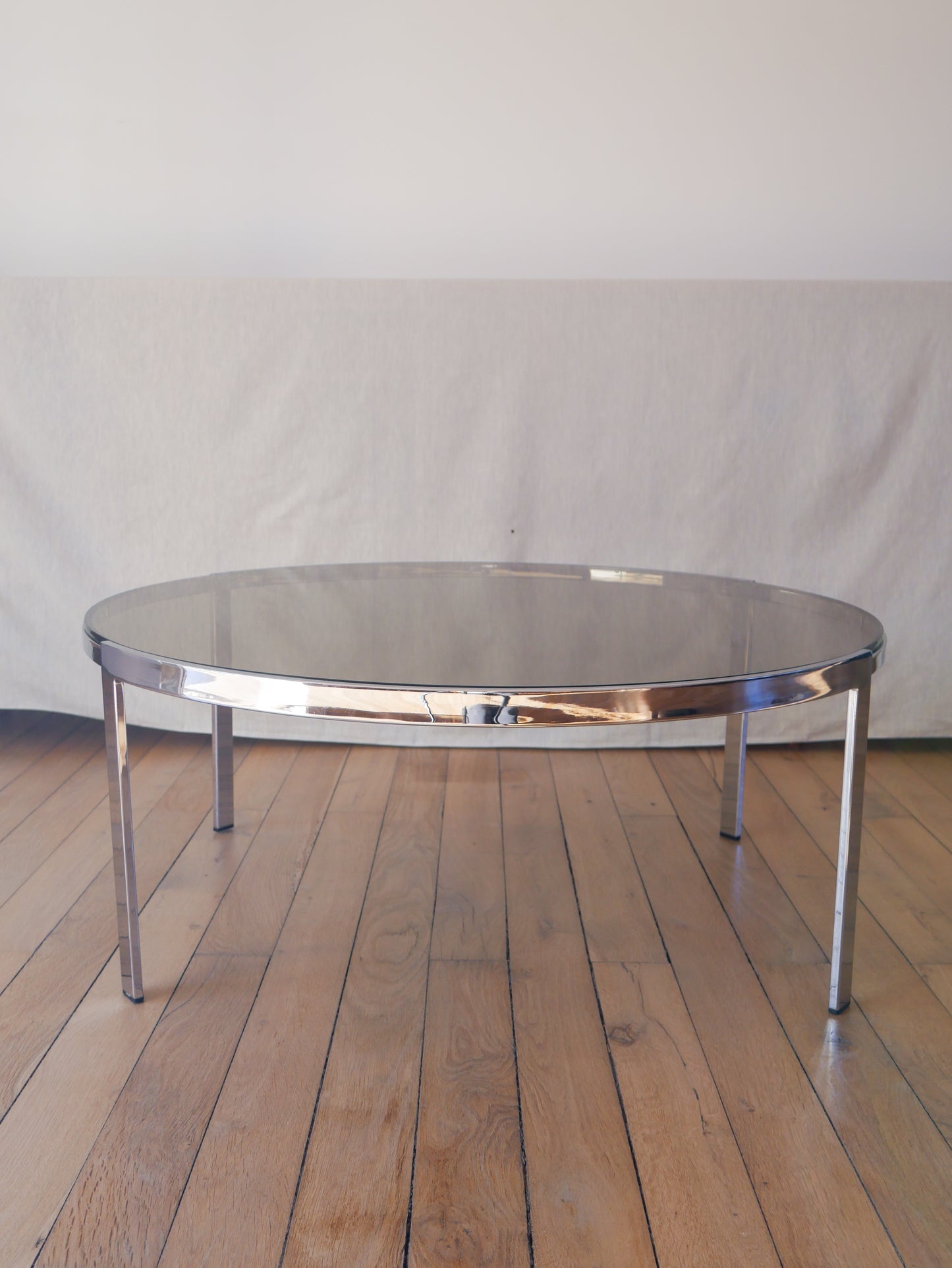 Grande table basse ronde en verre fumé piètements chrome design 1970