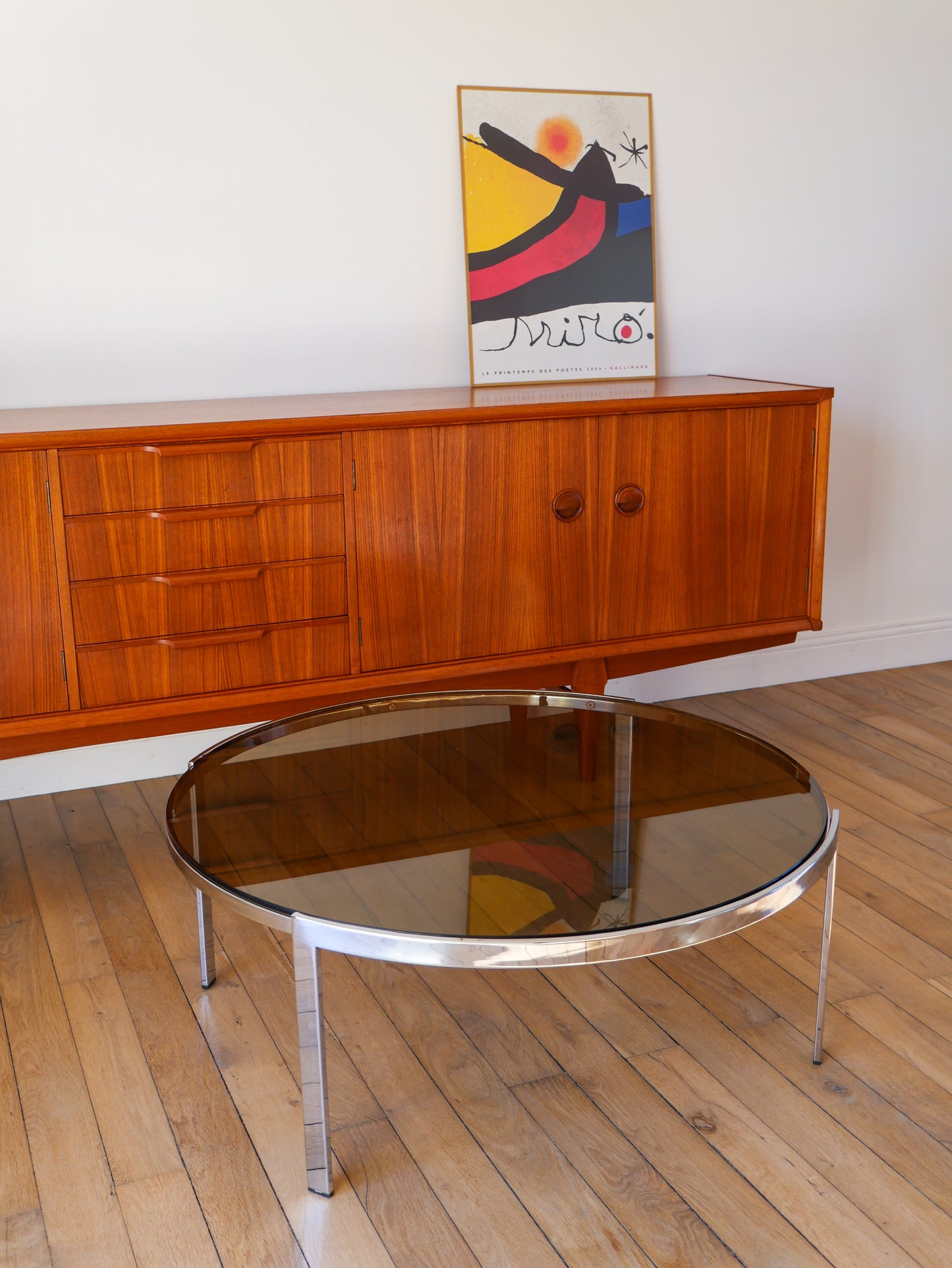 Grande table basse ronde en verre fumé piètements chrome design 1970