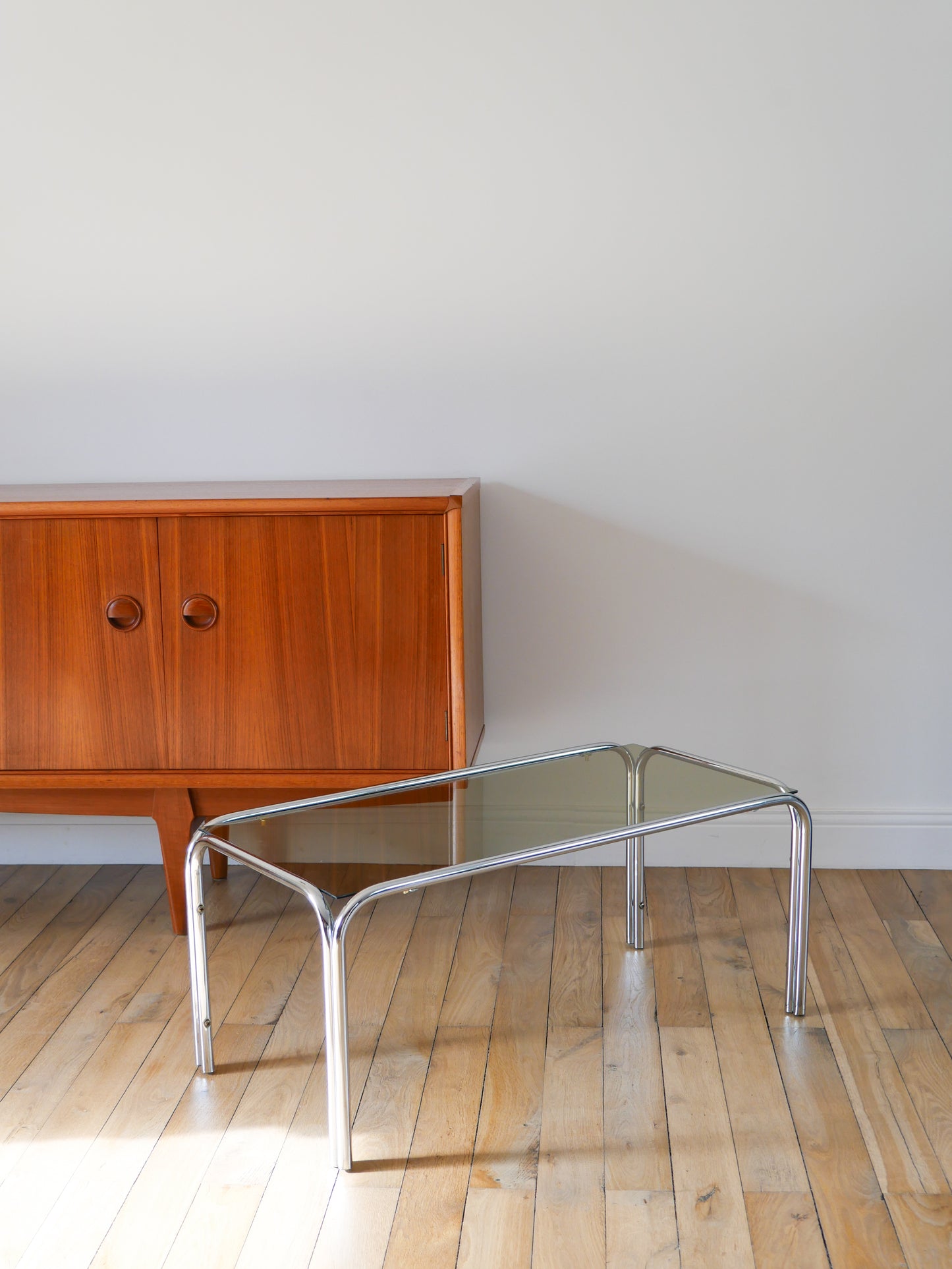 Table basse en chrome et verre fumé Design, 1970 - 83 X 41 X 35.5 cm