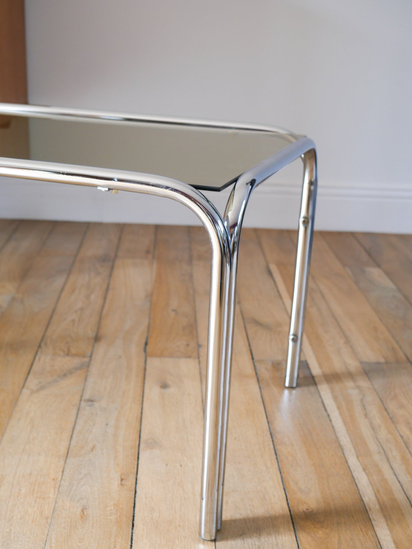 Table basse en chrome et verre fumé Design, 1970 - 83 X 41 X 35.5 cm