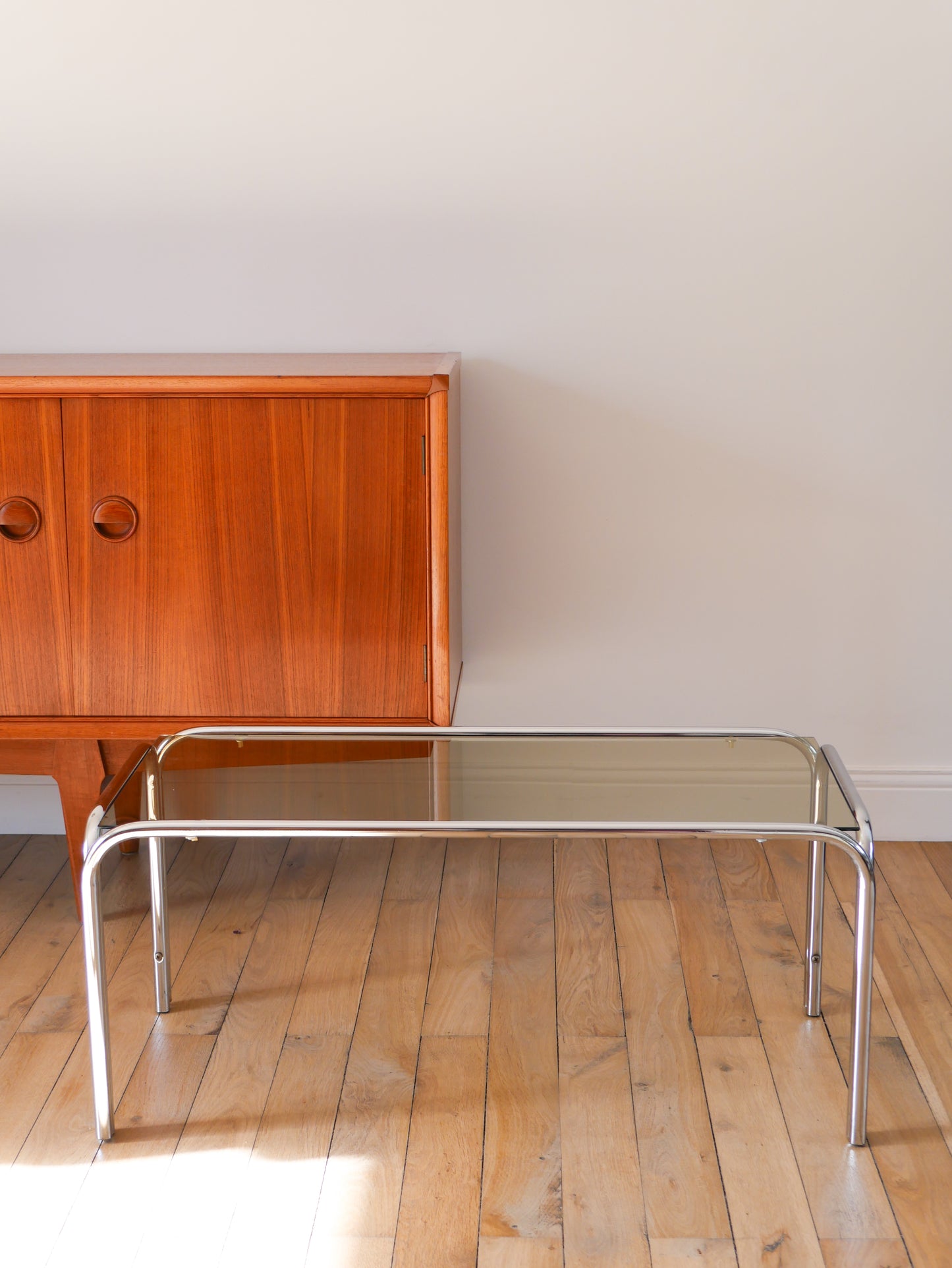 Table basse en chrome et verre fumé Design, 1970 - 83 X 41 X 35.5 cm