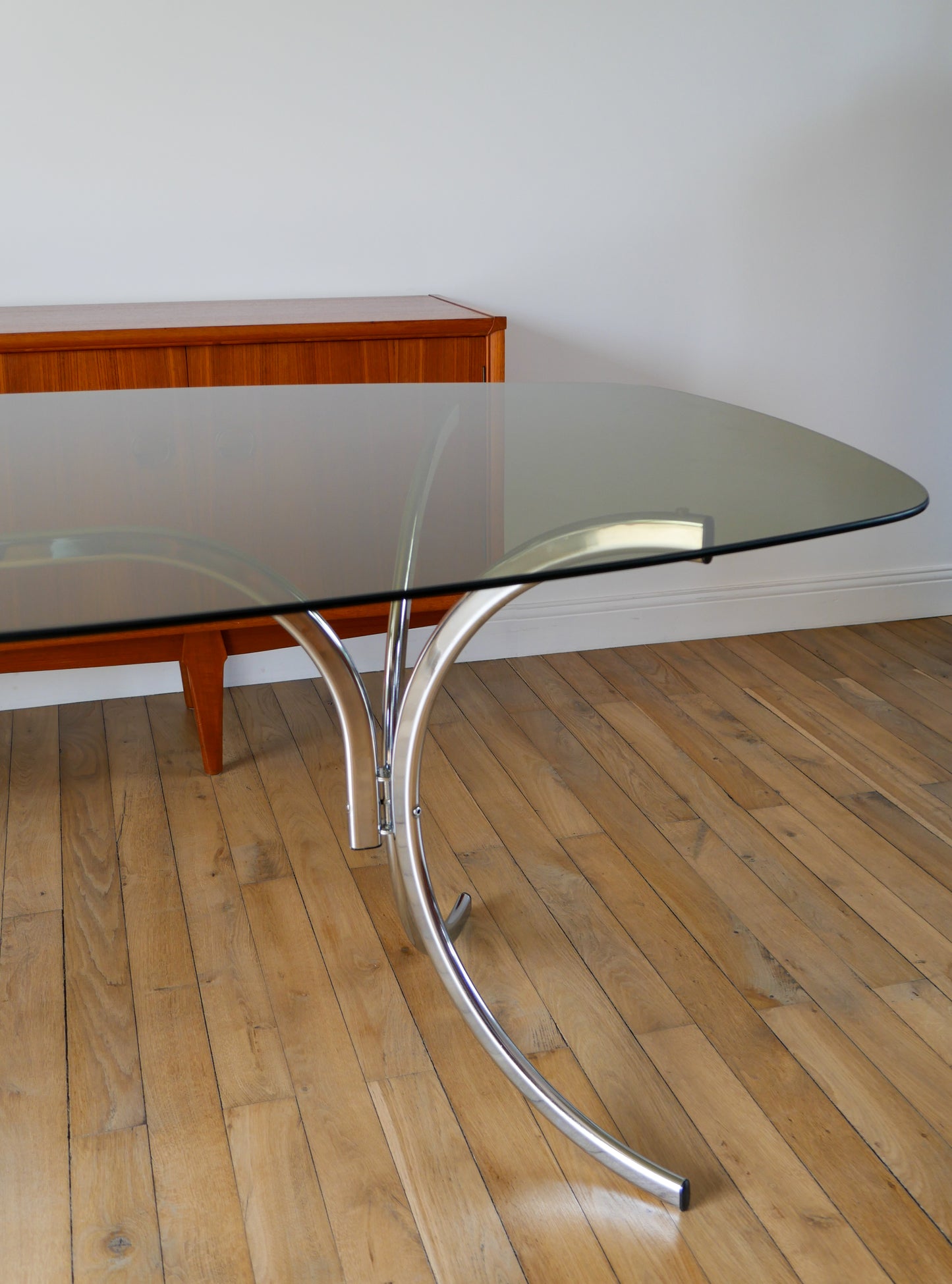 Table de salon en verre fumé et piètements en chrome, dans le goût de Gastone Rinaldi, Design, 1970