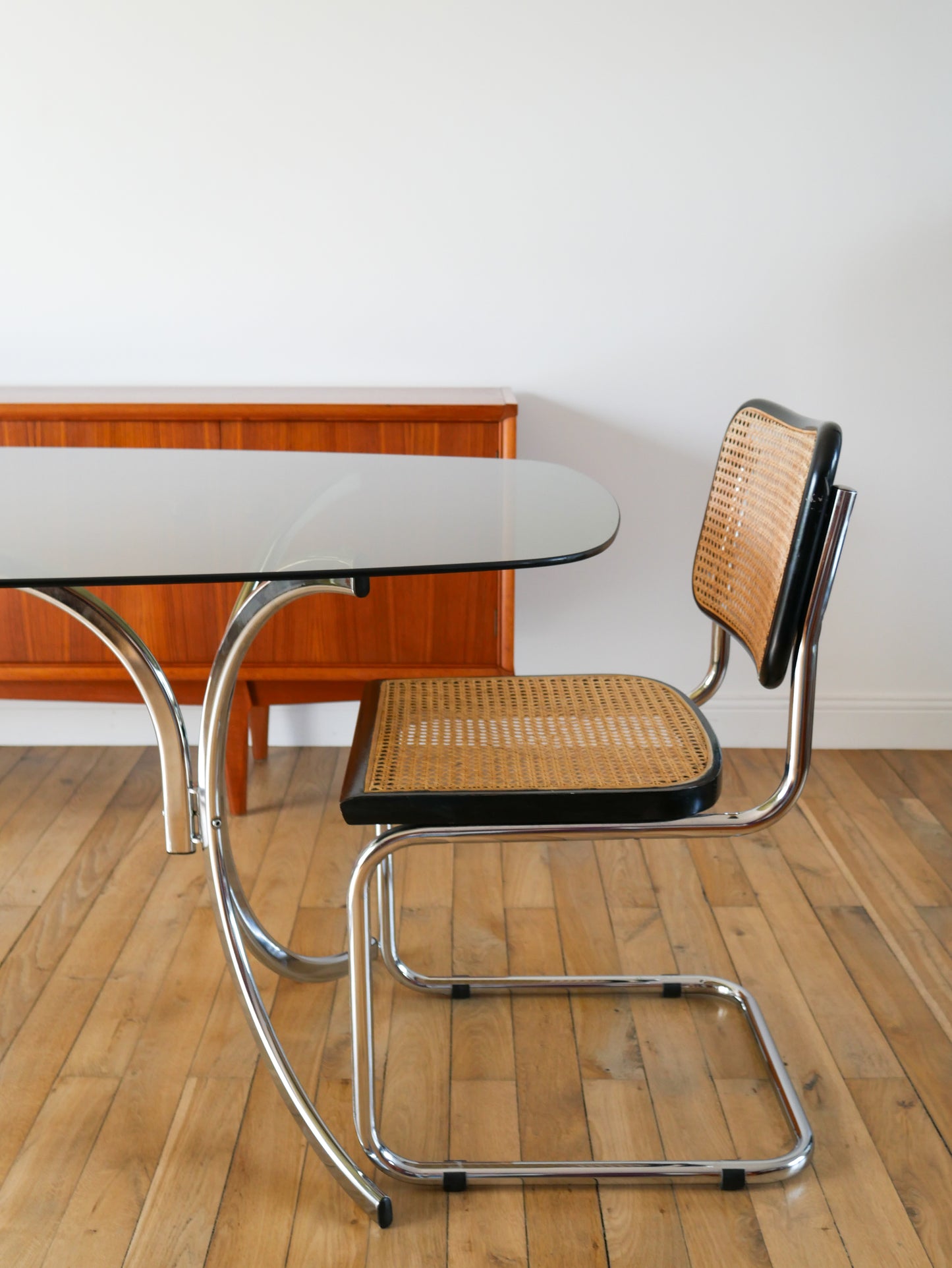 Table de salon en verre fumé et piètements en chrome, dans le goût de Gastone Rinaldi, Design, 1970