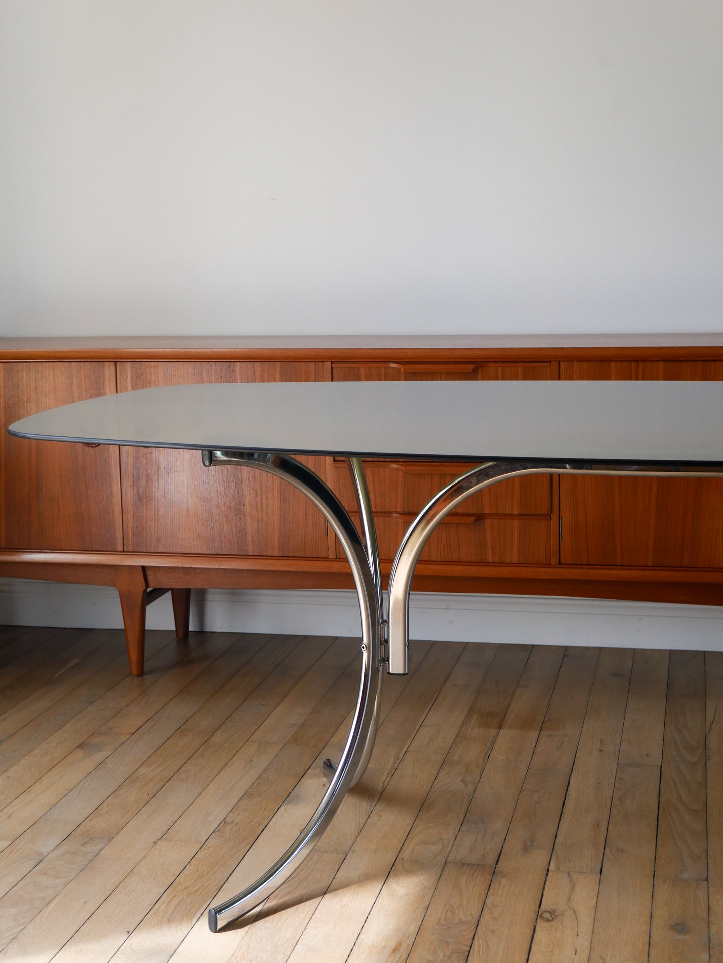 Table de salon en verre fumé et piètements en chrome, dans le goût de Gastone Rinaldi, Design, 1970