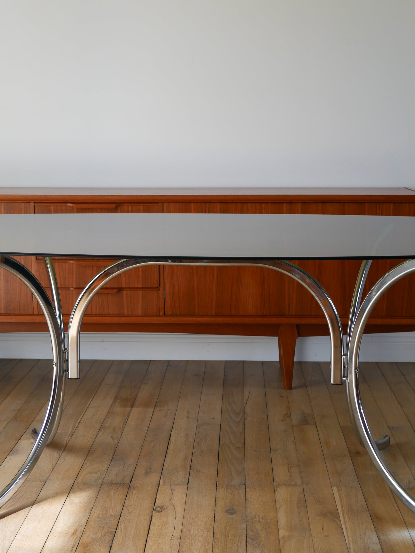 Table de salon en verre fumé et piètements en chrome, dans le goût de Gastone Rinaldi, Design, 1970