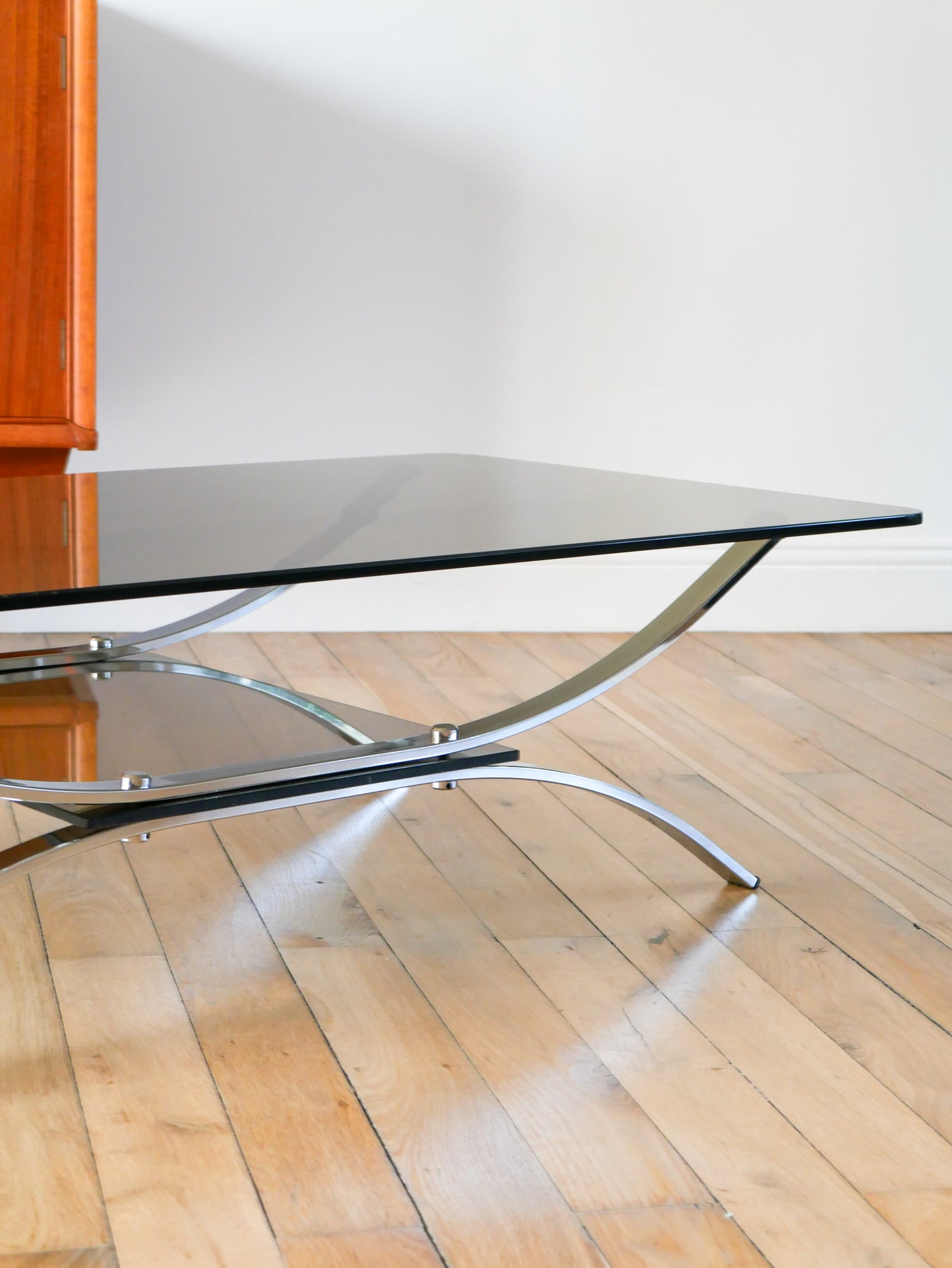 Table basse double plateaux en verre fumé et chrome, pieds arqués et berceau, Design, 1970