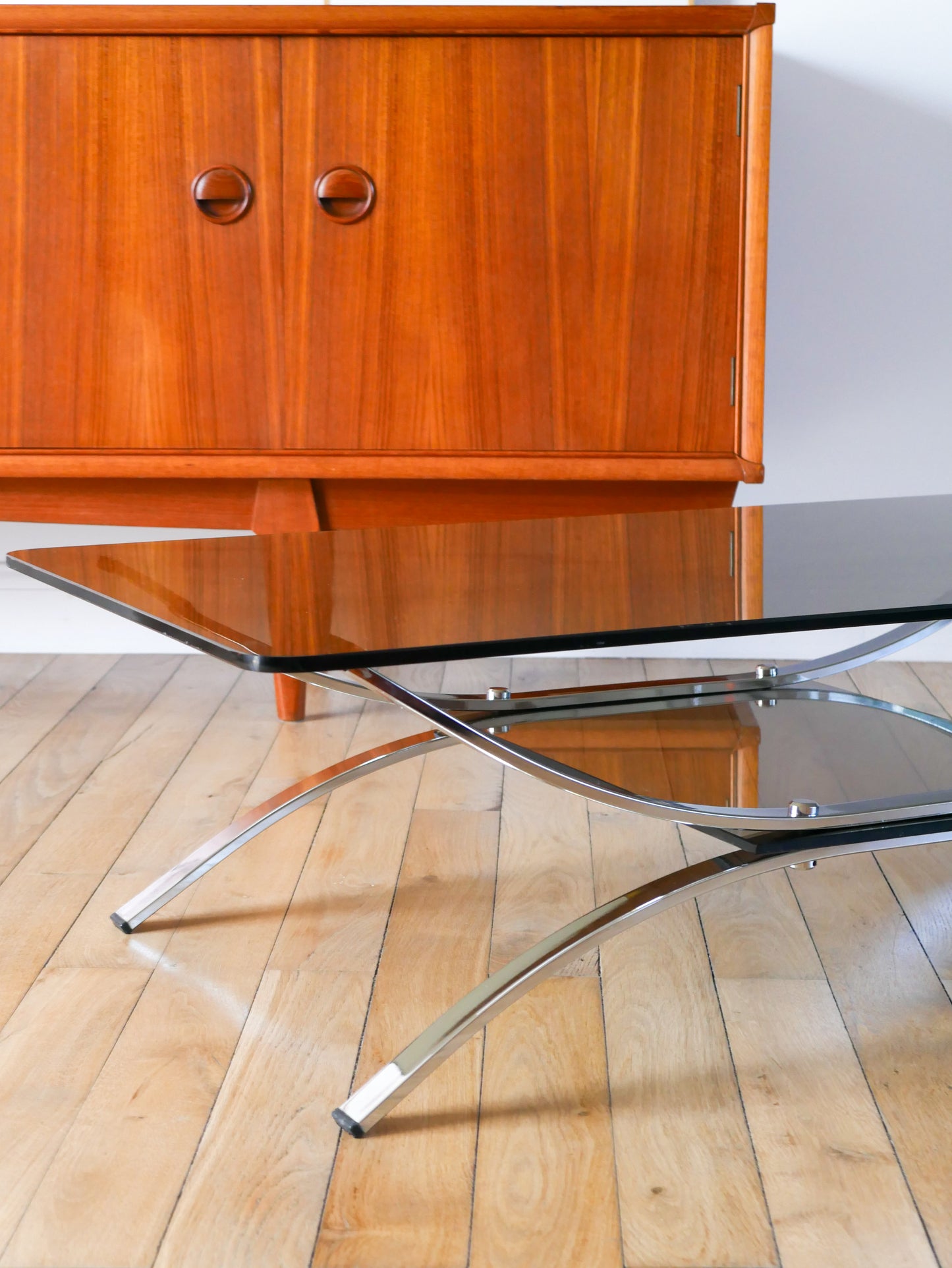 Table basse double plateaux en verre fumé et chrome, pieds arqués et berceau, Design, 1970