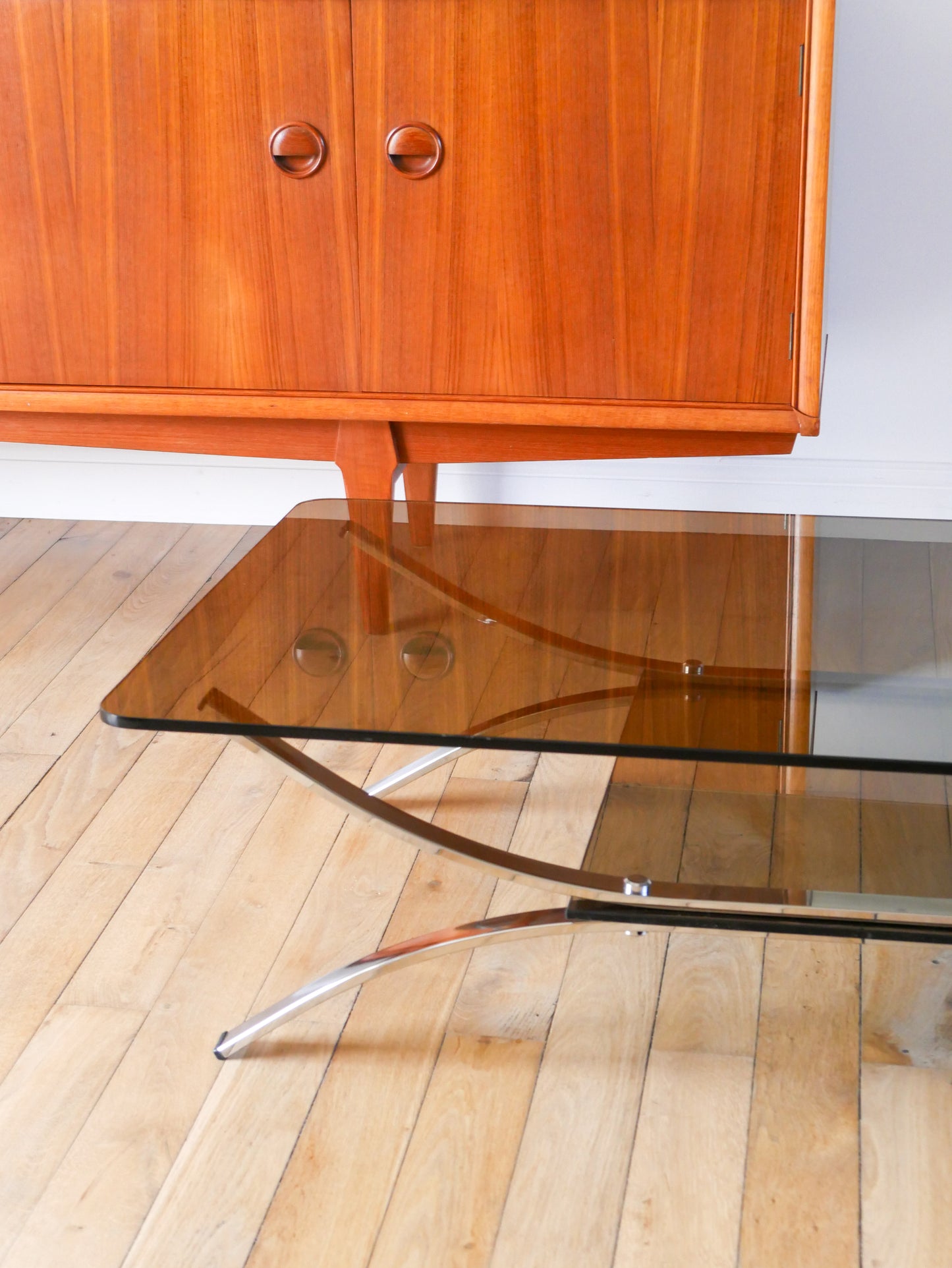 Table basse double plateaux en verre fumé et chrome, pieds arqués et berceau, Design, 1970