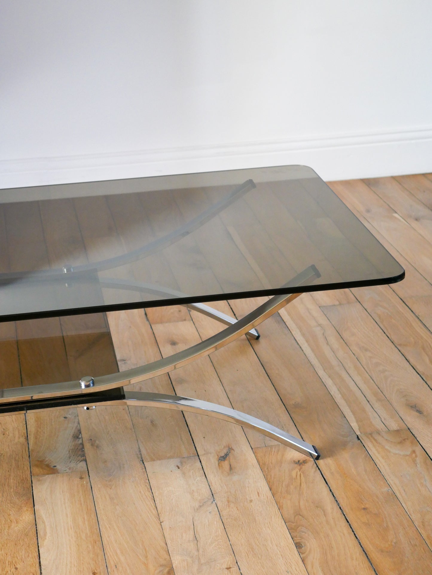 Table basse double plateaux en verre fumé et chrome, pieds arqués et berceau, Design, 1970