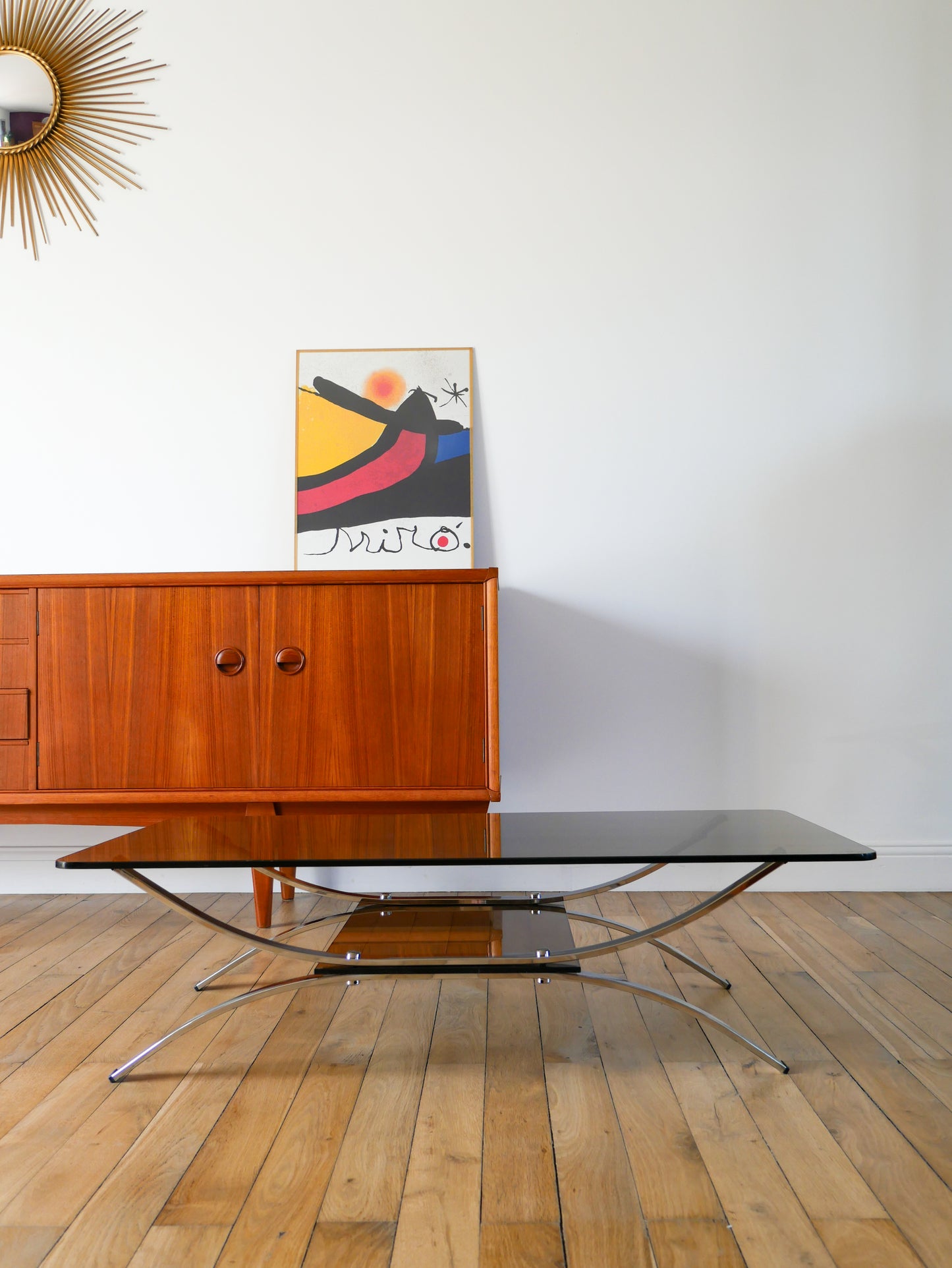 Table basse double plateaux en verre fumé et chrome, pieds arqués et berceau, Design, 1970