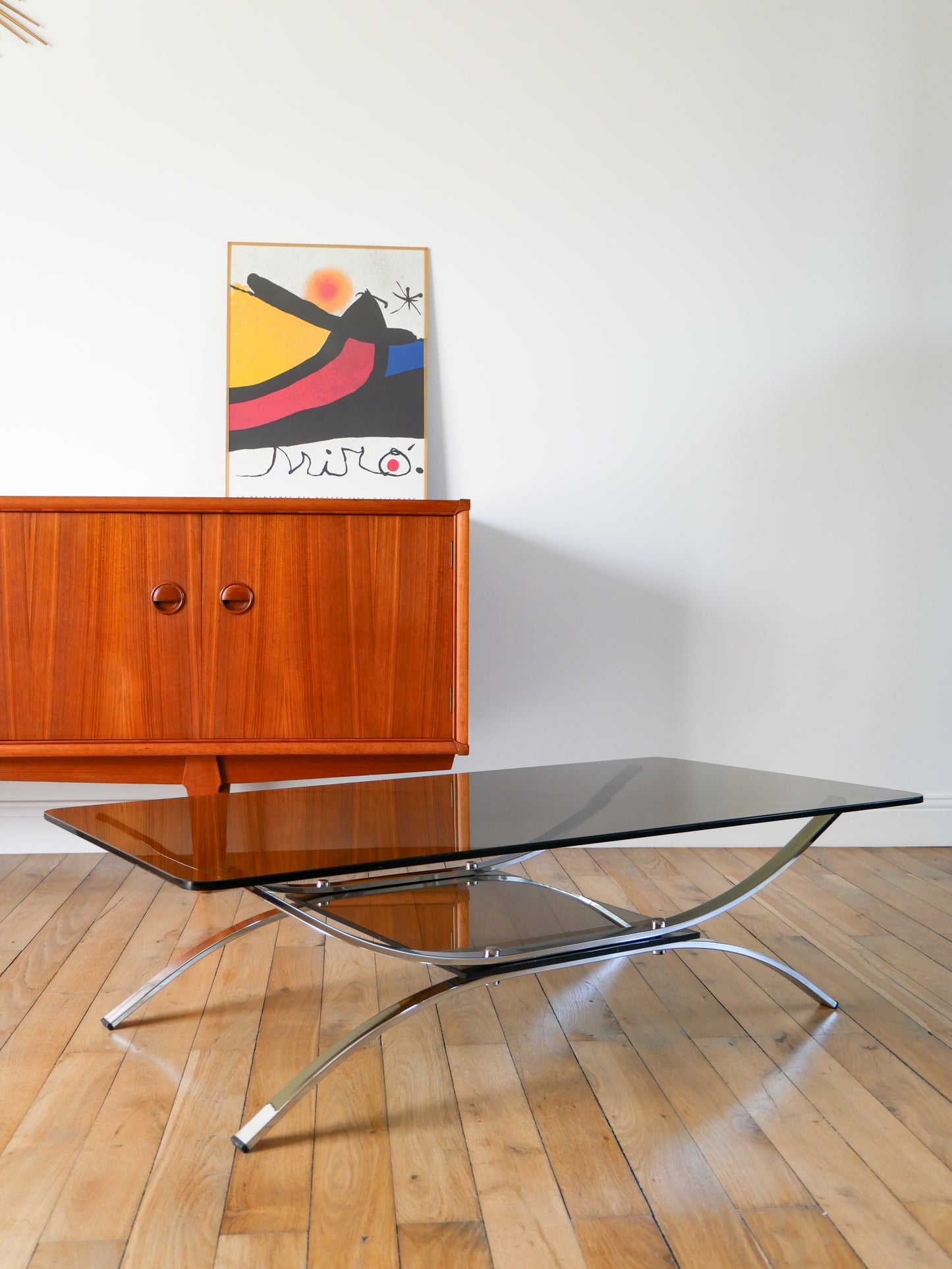 Table basse double plateaux en verre fumé et chrome, pieds arqués et berceau, Design, 1970