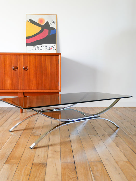 Table basse double plateaux en verre fumé et chrome, pieds arqués et berceau, Design, 1970