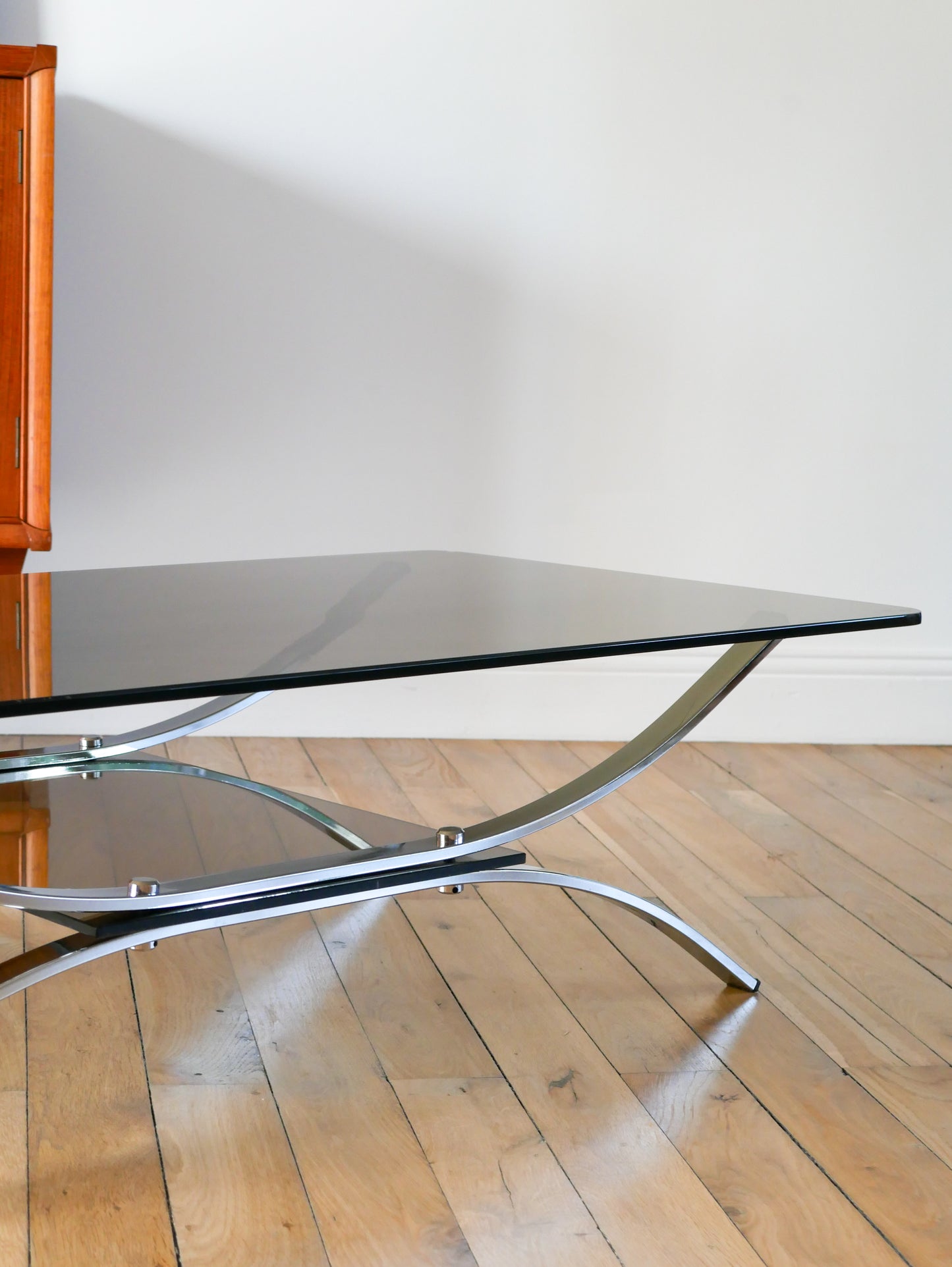 Table basse double plateaux en verre fumé et chrome, pieds arqués et berceau, Design, 1970