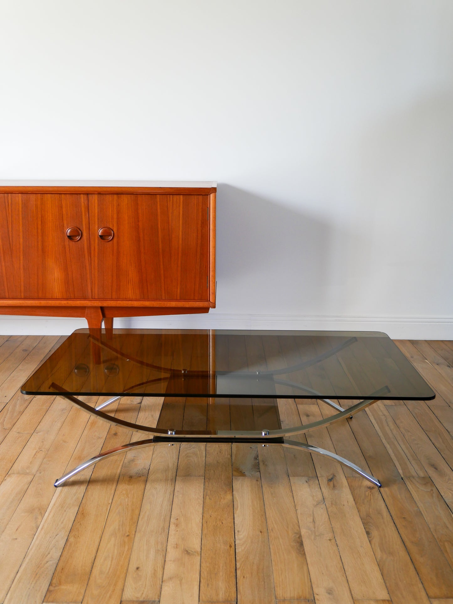 Table basse double plateaux en verre fumé et chrome, pieds arqués et berceau, Design, 1970