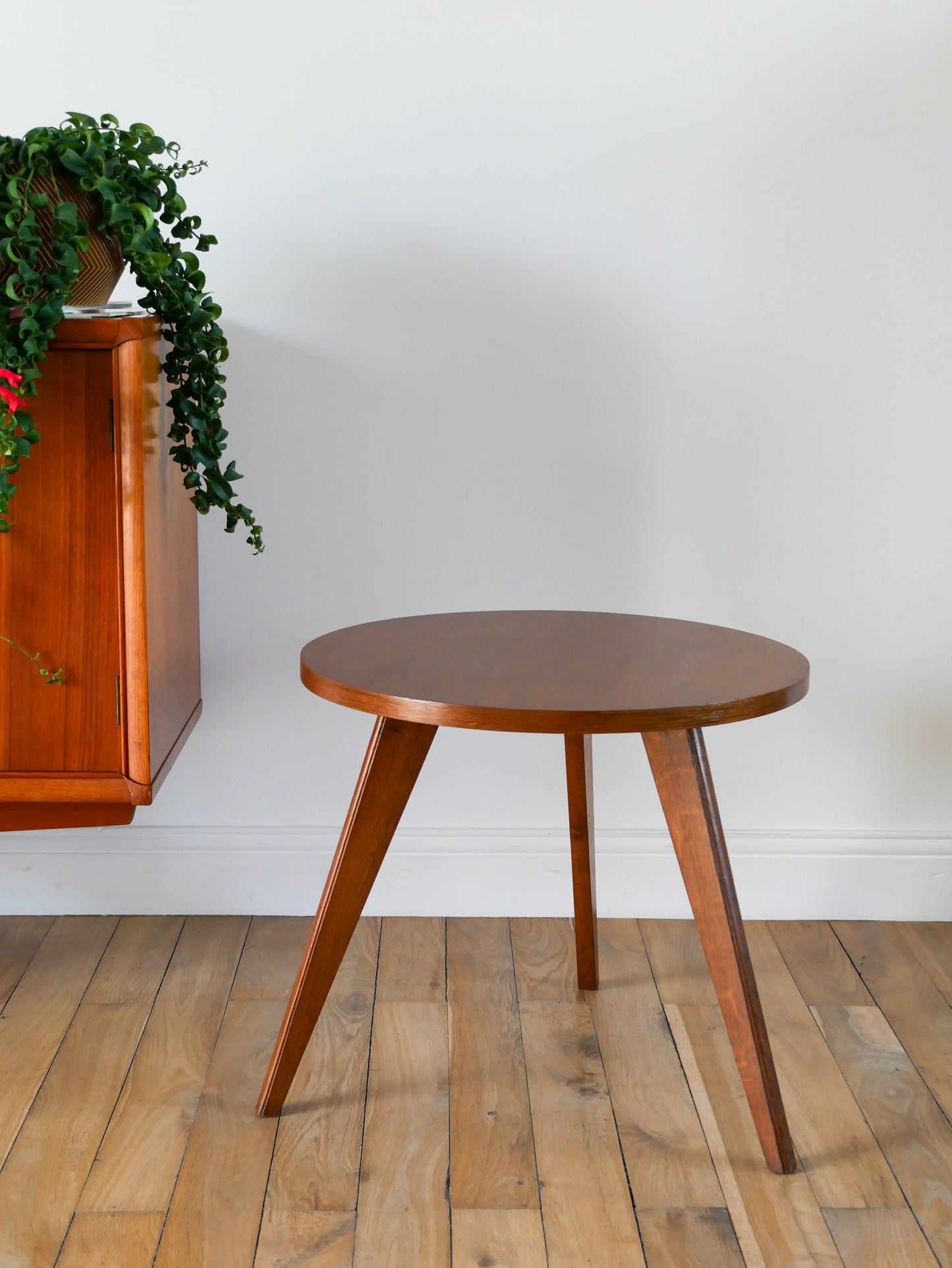 Table basse tripode scandinave, en placage hêtre, 1950