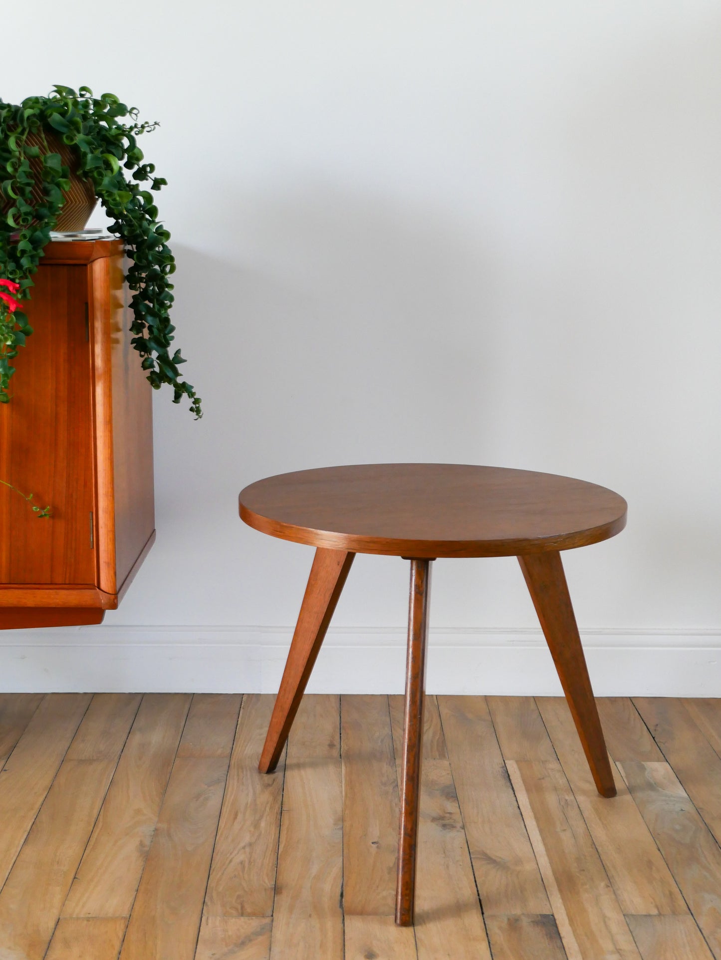 Table basse tripode scandinave, en placage hêtre, 1950