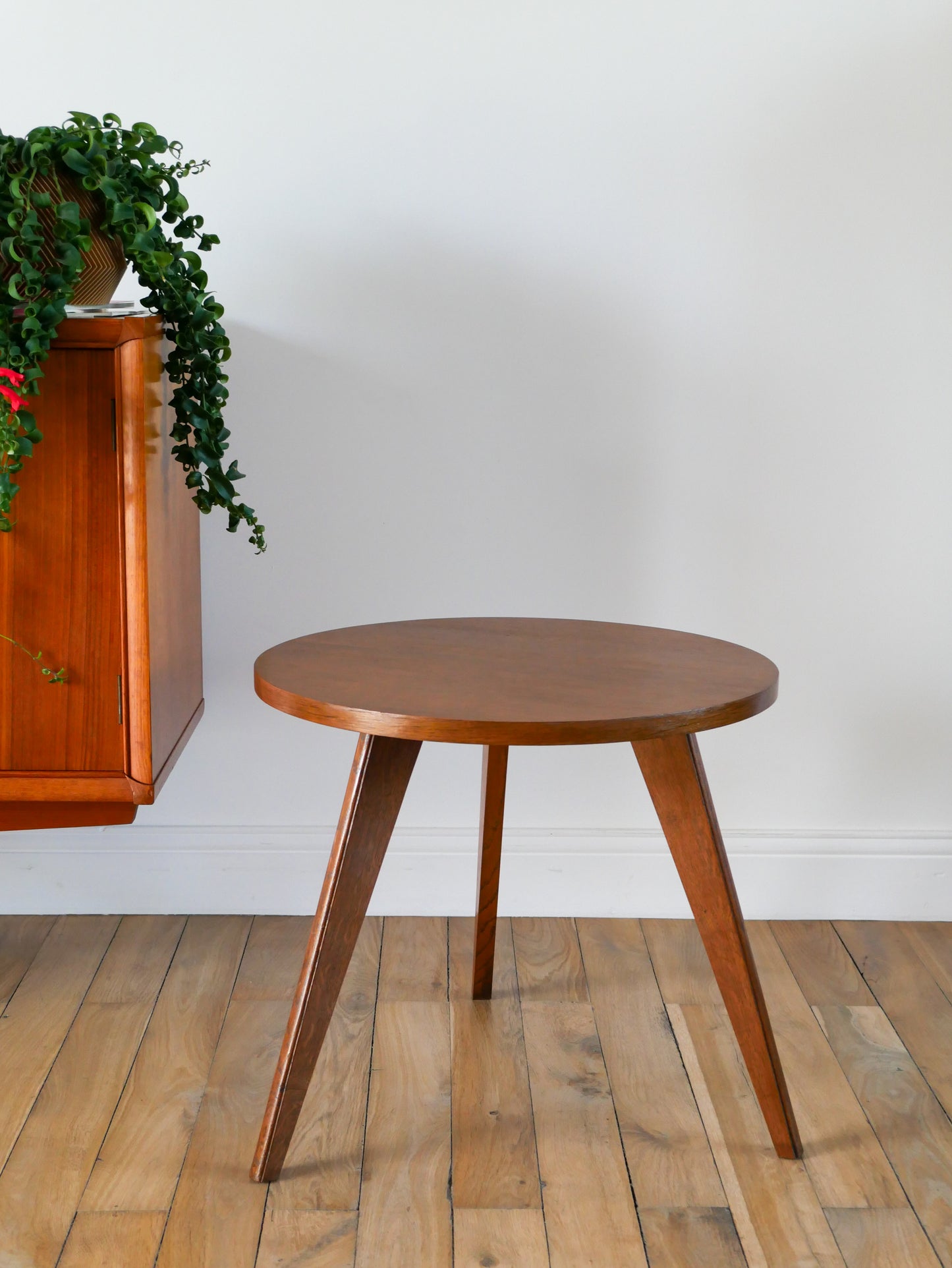 Table basse tripode scandinave, en placage hêtre, 1950