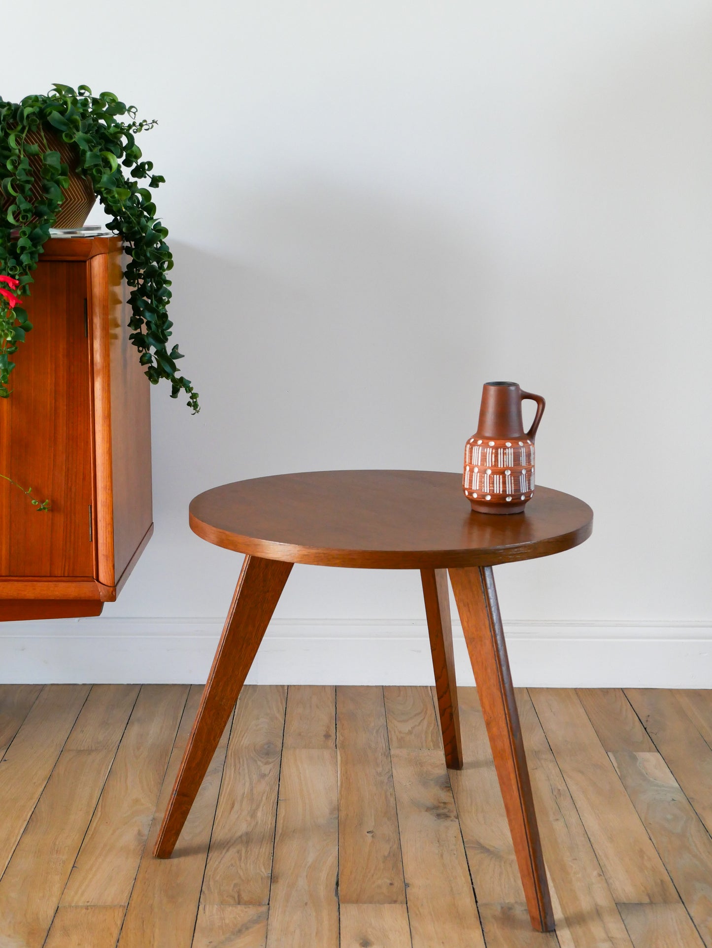 Table basse tripode scandinave, en placage hêtre, 1950